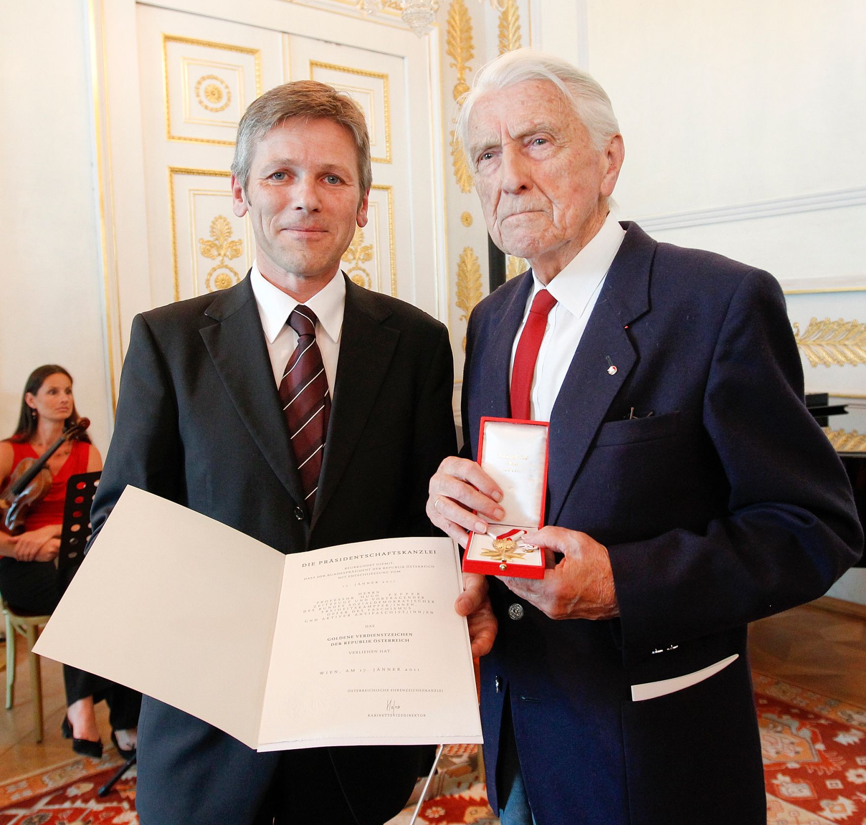Am 19. Juli 2011 zeichnete Staatssekret&auml;r Josef Ostermayer (l.) Funktion&auml;re des &quot;Bundes Sozialdemokratischer Freiheitsk&auml;mpfer/innen&quot; aus. Im Bild mit Hugo Pepper (r.) bei der &Uuml;berreichung des Goldenen Verdienstzeichens der Republik &Ouml;sterreich.