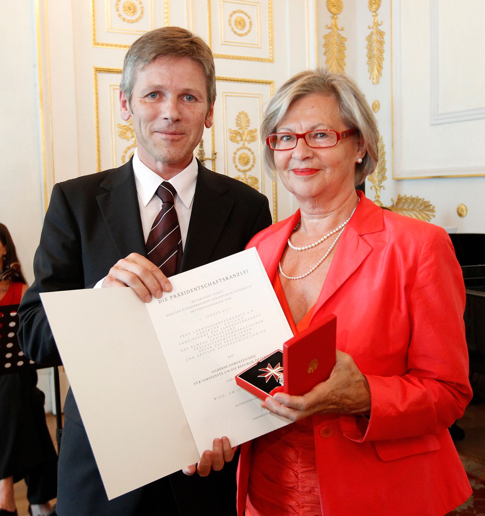 Am 19. Juli 2011 zeichnete Staatssekret&auml;r Josef Ostermayer (l.) Funktion&auml;re des &quot;Bundes Sozialdemokratischer Freiheitsk&auml;mpfer/innen&quot; aus. Im Bild mit Gertrude Spie&szlig; (r.) bei der &Uuml;berreichung des Silbernen Ehrenzeichens f&uuml;r Verdienste um die Republik &Ouml;sterreich.