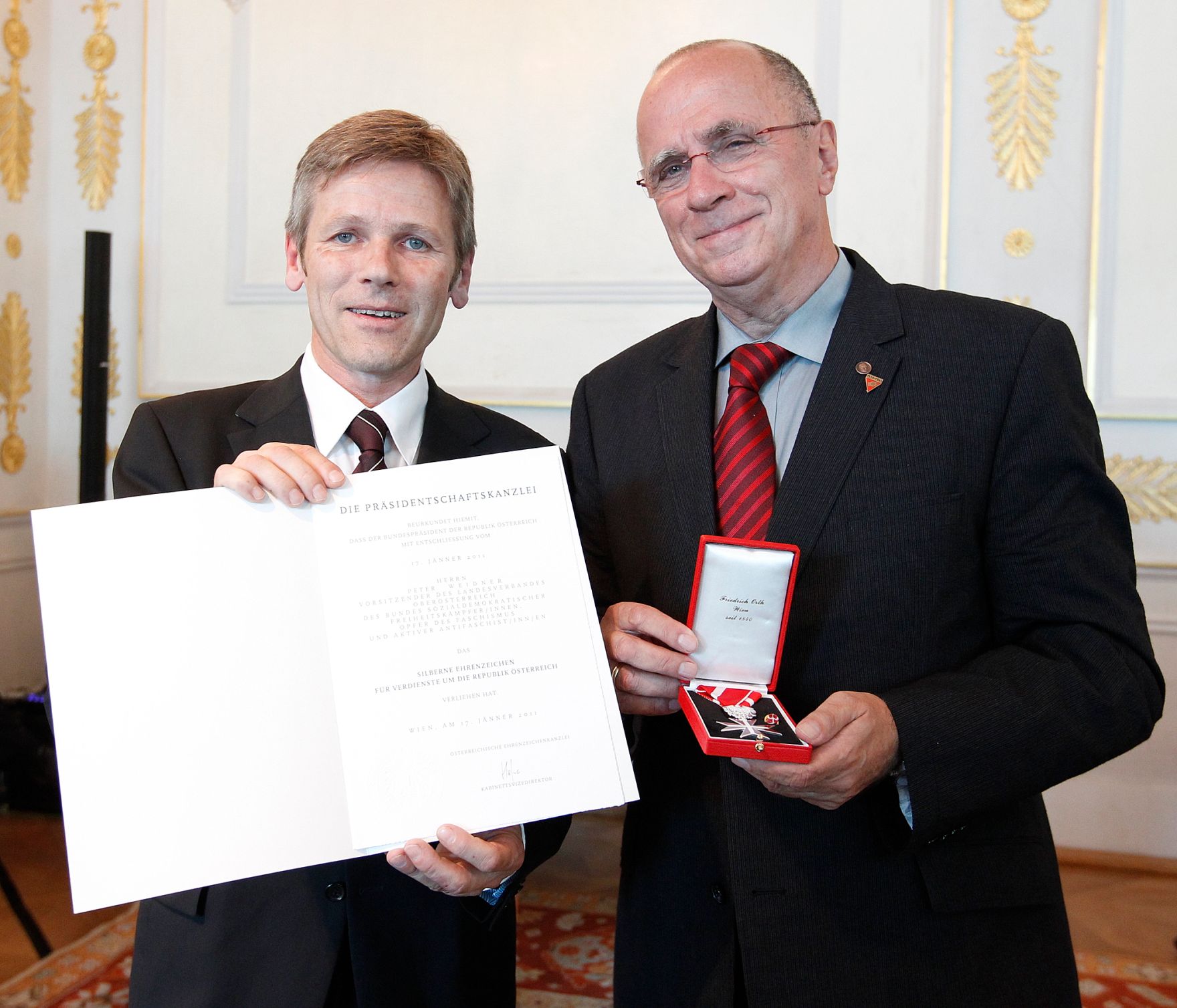Am 19. Juli 2011 zeichnete Staatssekret&auml;r Josef Ostermayer (l.) Funktion&auml;re des &quot;Bundes Sozialdemokratischer Freiheitsk&auml;mpfer/innen&quot; aus. Im Bild mit Peter Weidner (r.) bei der &Uuml;berreichung des Silbernen Ehrenzeichens f&uuml;r Verdienste um die Republik &Ouml;sterreich.