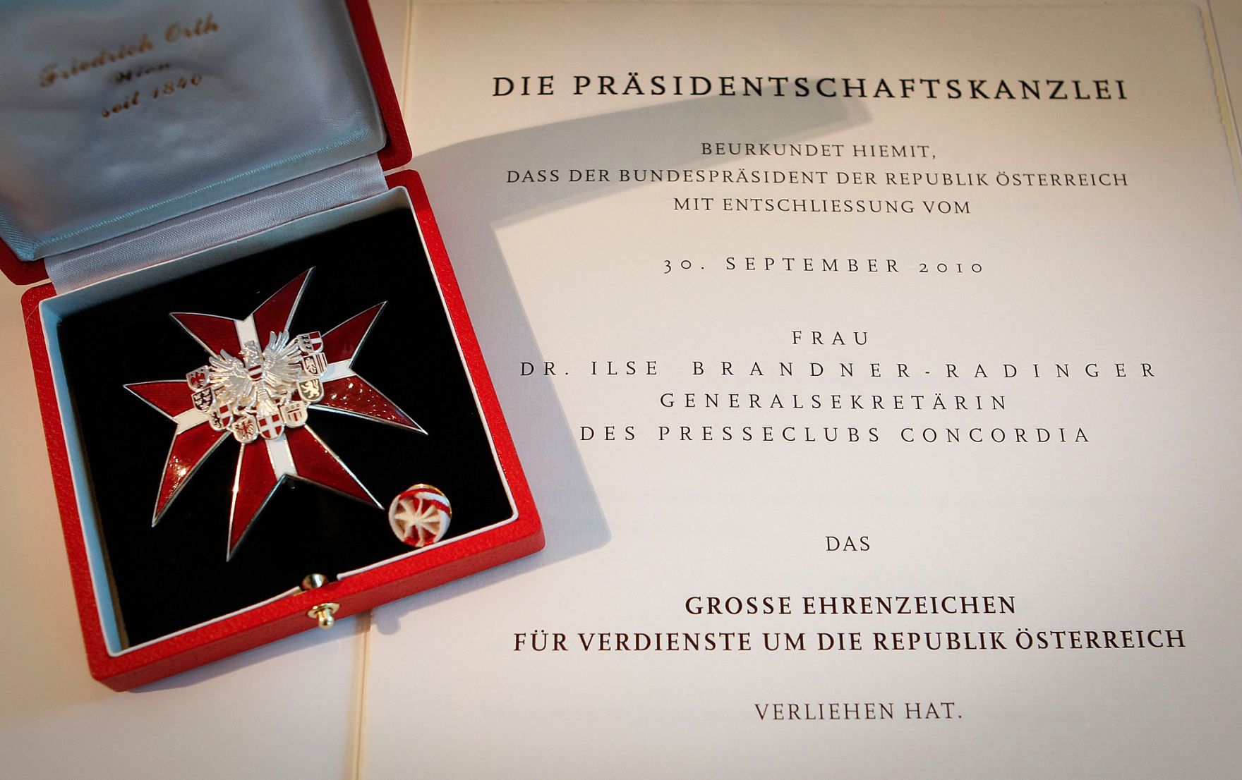 Am 22. Juni 2011 &uuml;berreichte Staatssekret&auml;r Josef Ostermayer drei &ouml;sterreichischen Journalisten Ehrenzeichen f&uuml;r Verdienste um die Republik &Ouml;sterreich.