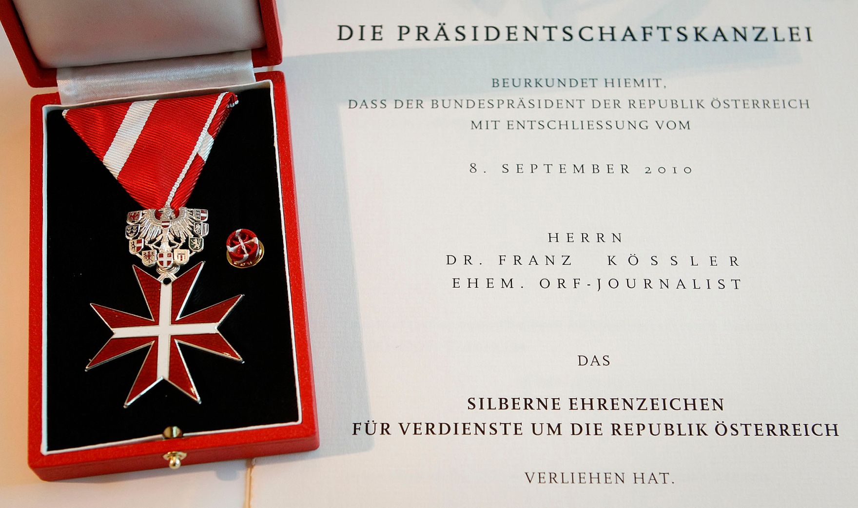 Am 22. Juni 2011 &uuml;berreichte Staatssekret&auml;r Josef Ostermayer drei &ouml;sterreichischen Journalisten Ehrenzeichen f&uuml;r Verdienste um die Republik &Ouml;sterreich.