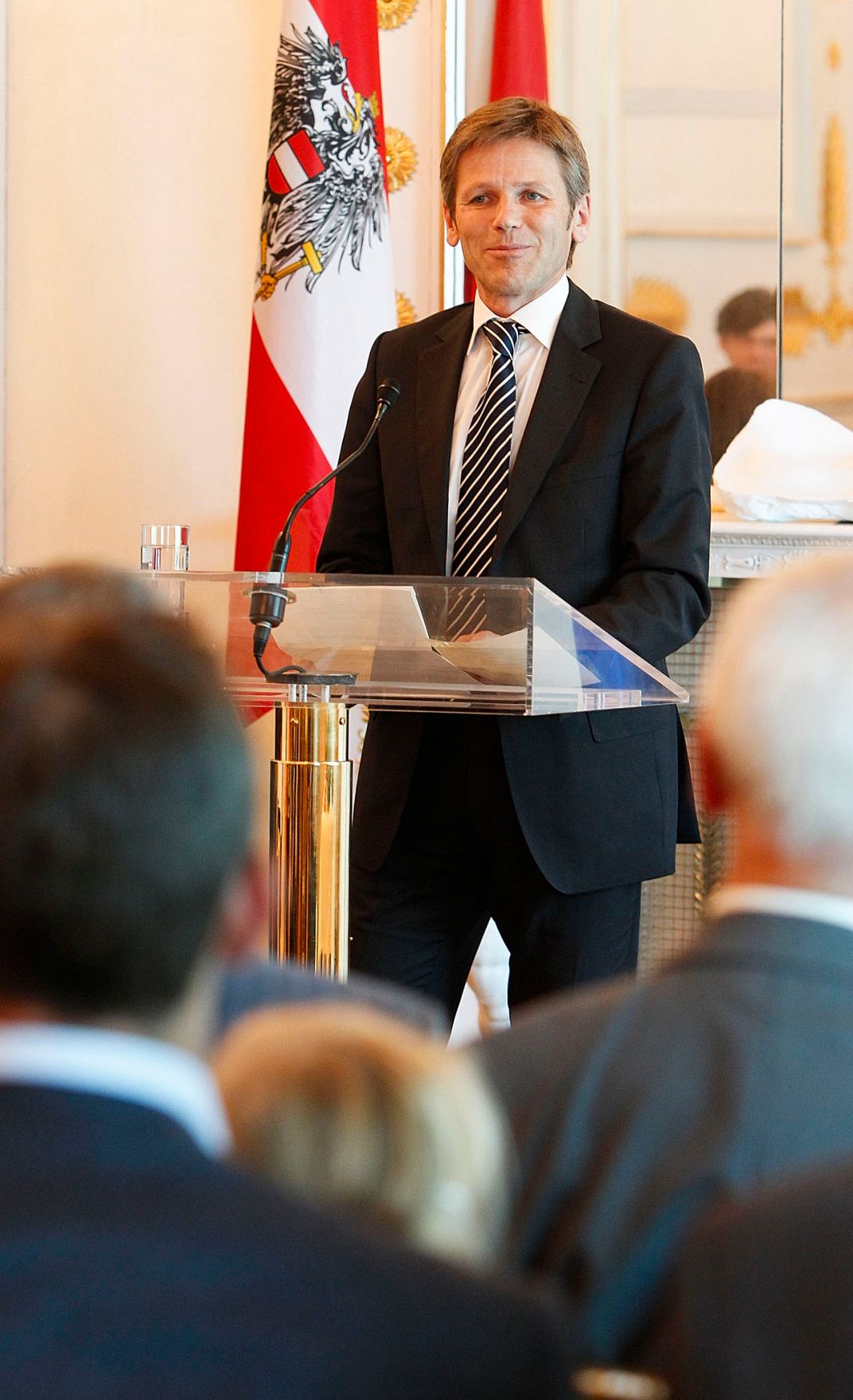 Am 22. Juni 2011 &uuml;berreichte Staatssekret&auml;r Josef Ostermayer (im Bild) drei &ouml;sterreichischen Journalisten Ehrenzeichen f&uuml;r Verdienste um die Republik &Ouml;sterreich.