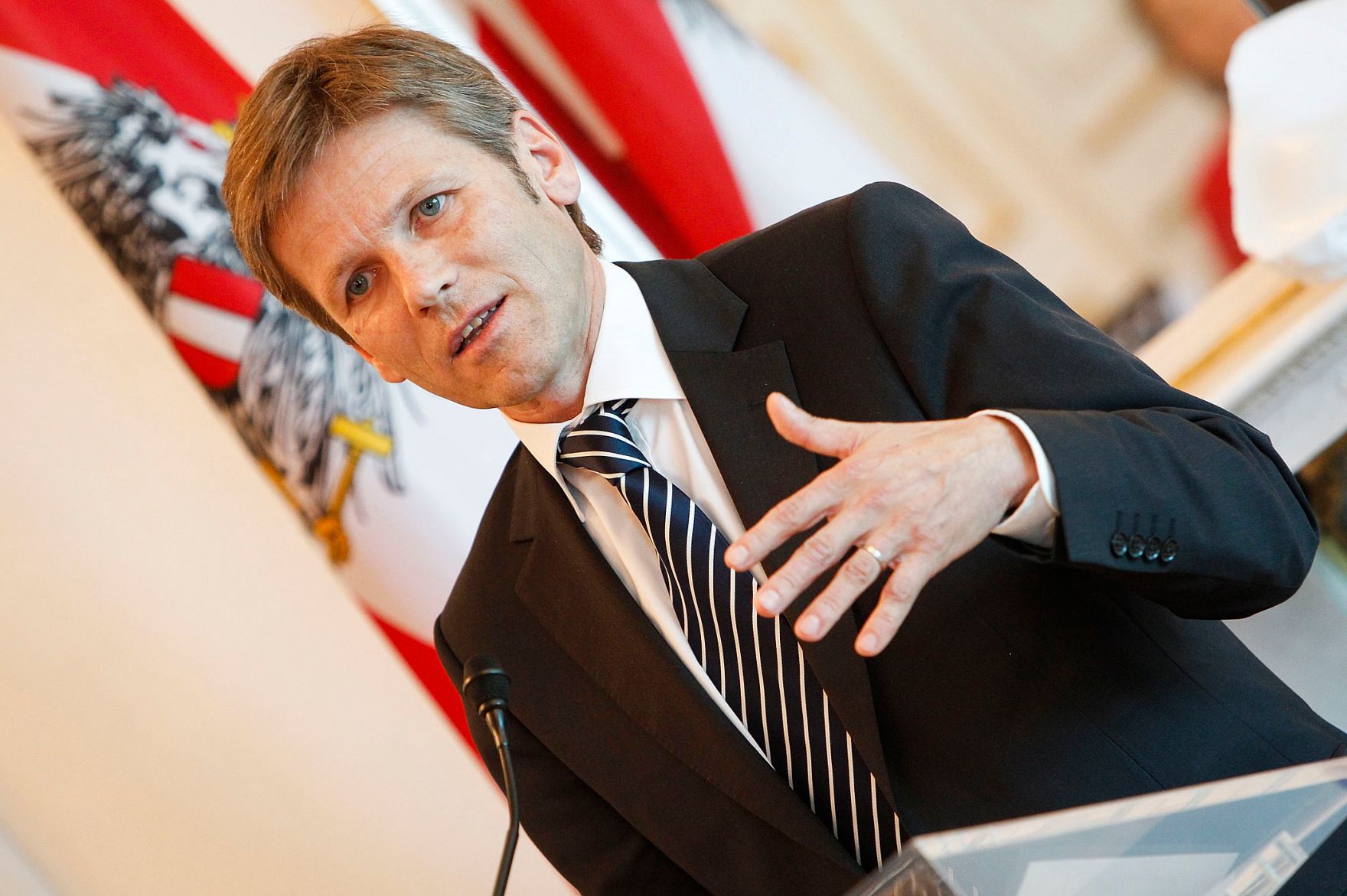 Am 22. Juni 2011 &uuml;berreichte Staatssekret&auml;r Josef Ostermayer (im Bild) drei &ouml;sterreichischen Journalisten Ehrenzeichen f&uuml;r Verdienste um die Republik &Ouml;sterreich.