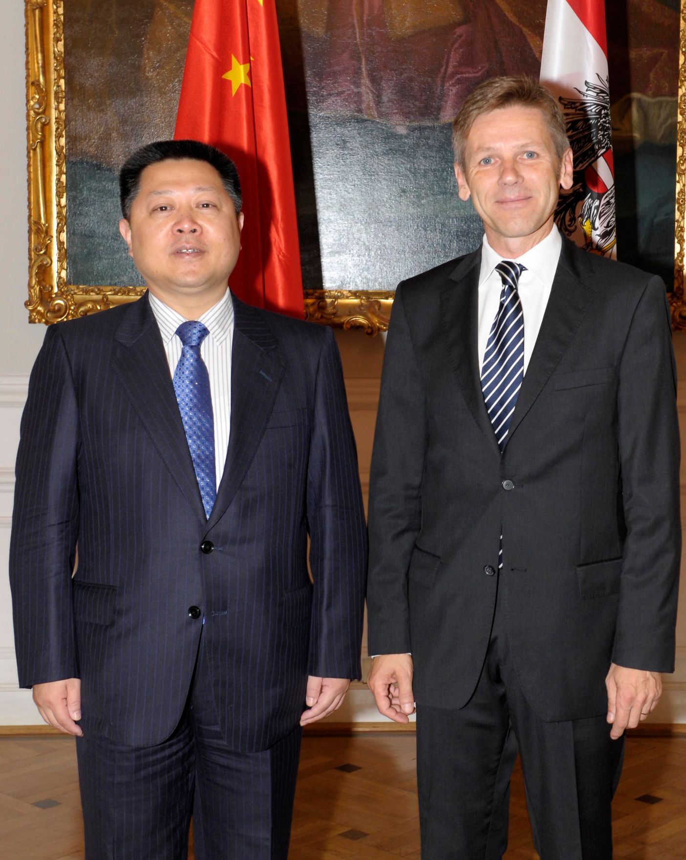 Im Rahmen des Mediensymposiums &Ouml;sterreich-China empfing am 14. September 2011 Medienstaatssekret&auml;r Josef Ostermayer (r.) den Vizeminister des Informationsb&uuml;ros der Volksrepublik China, Wang Zhongwei (l.) zu einem Arbeitsgespr&auml;ch im Bundeskanzleramt.