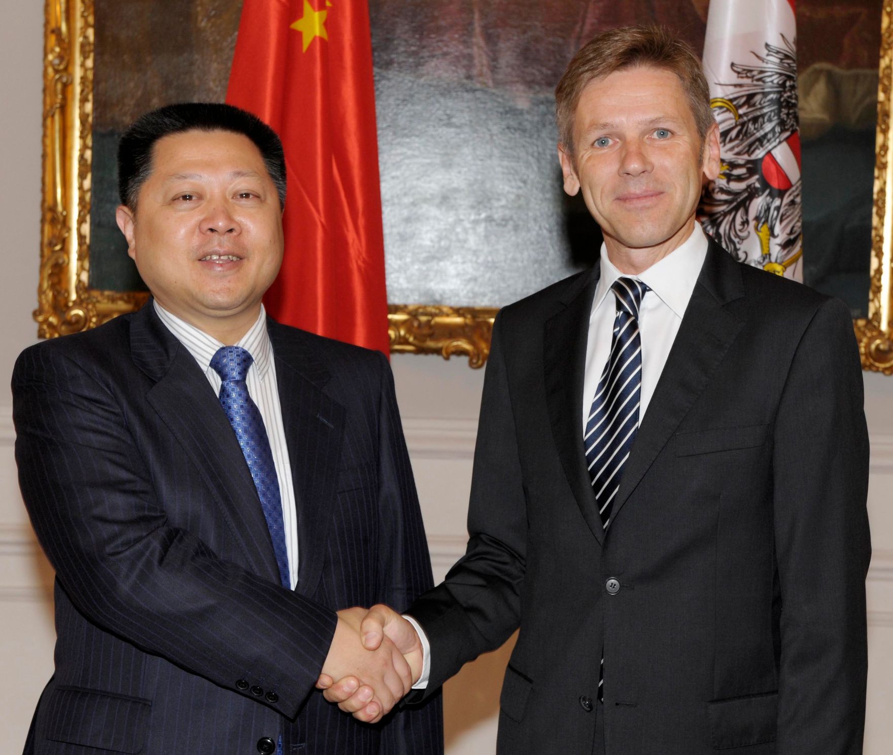 Im Rahmen des Mediensymposiums &Ouml;sterreich-China empfing am 14. September 2011 Medienstaatssekret&auml;r Josef Ostermayer (r.) den Vizeminister des Informationsb&uuml;ros der Volksrepublik China, Wang Zhongwei (l.) zu einem Arbeitsgespr&auml;ch im Bundeskanzleramt.
