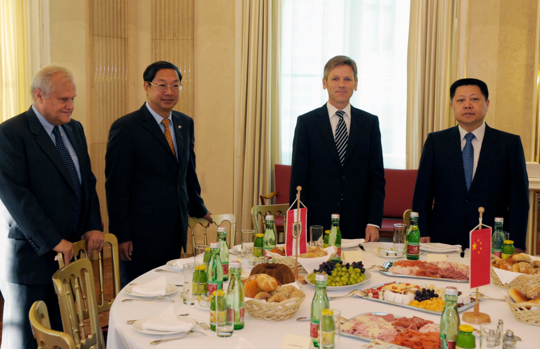 Im Rahmen des Mediensymposiums &Ouml;sterreich-China empfing am 14. September 2011 Medienstaatssekret&auml;r Josef Ostermayer (2.v.r.) den Vizeminister des Informationsb&uuml;ros der Volksrepublik China, Wang Zhongwei (r.) zu einem Arbeitsgespr&auml;ch im Bundeskanzleramt. Im Bild mit dem &ouml;sterreichischen Botschafter Martin Sajdik (l.) und dem chinesischen Botschafter Shi Mingde (2.v.l.).
