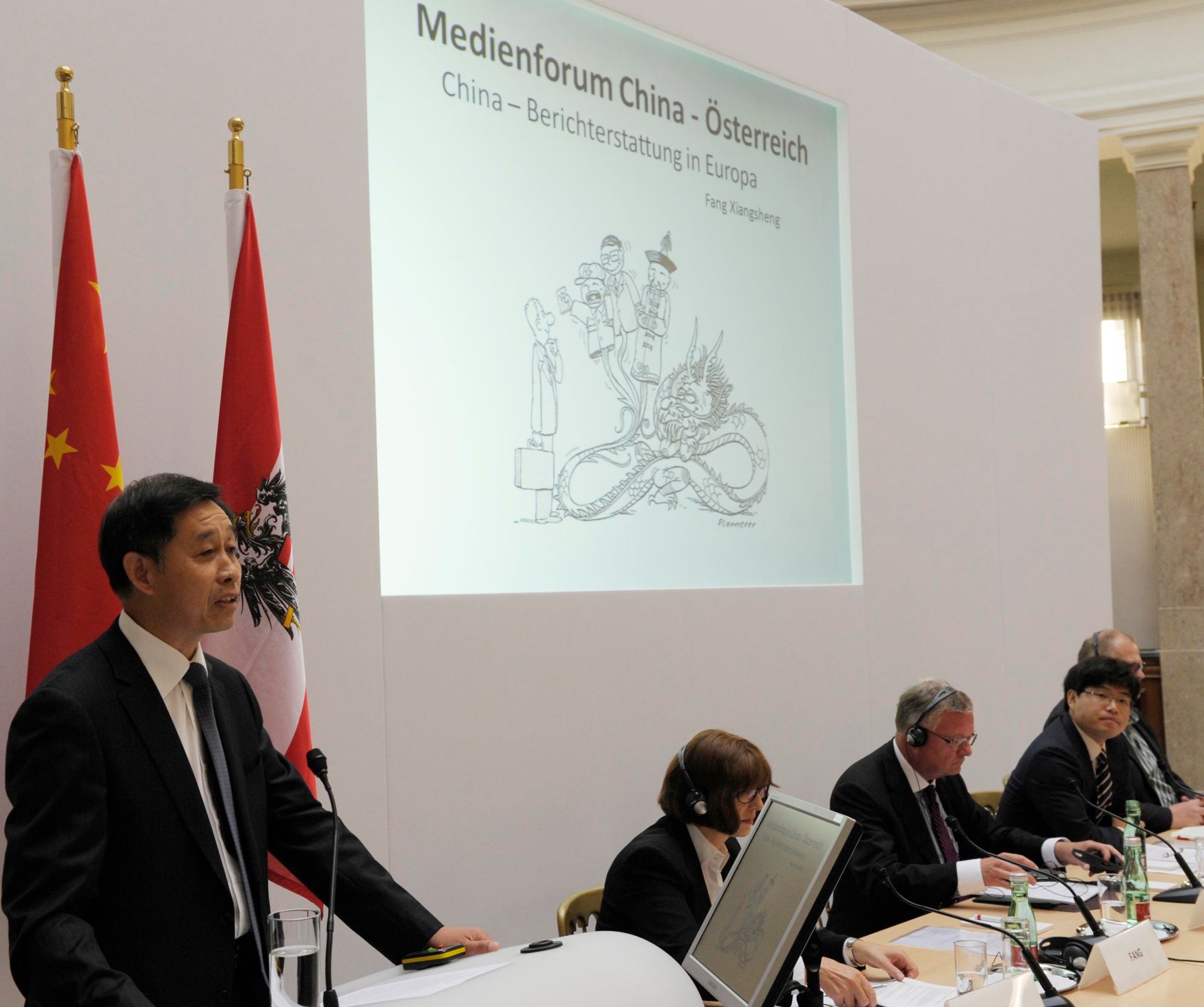 Am 14. September 2011 fand das Mediensymposium &Ouml;sterreich-China in Wien statt. Im Bild (l.) Fang Xiangsheng (Tageszeitung Guangming).