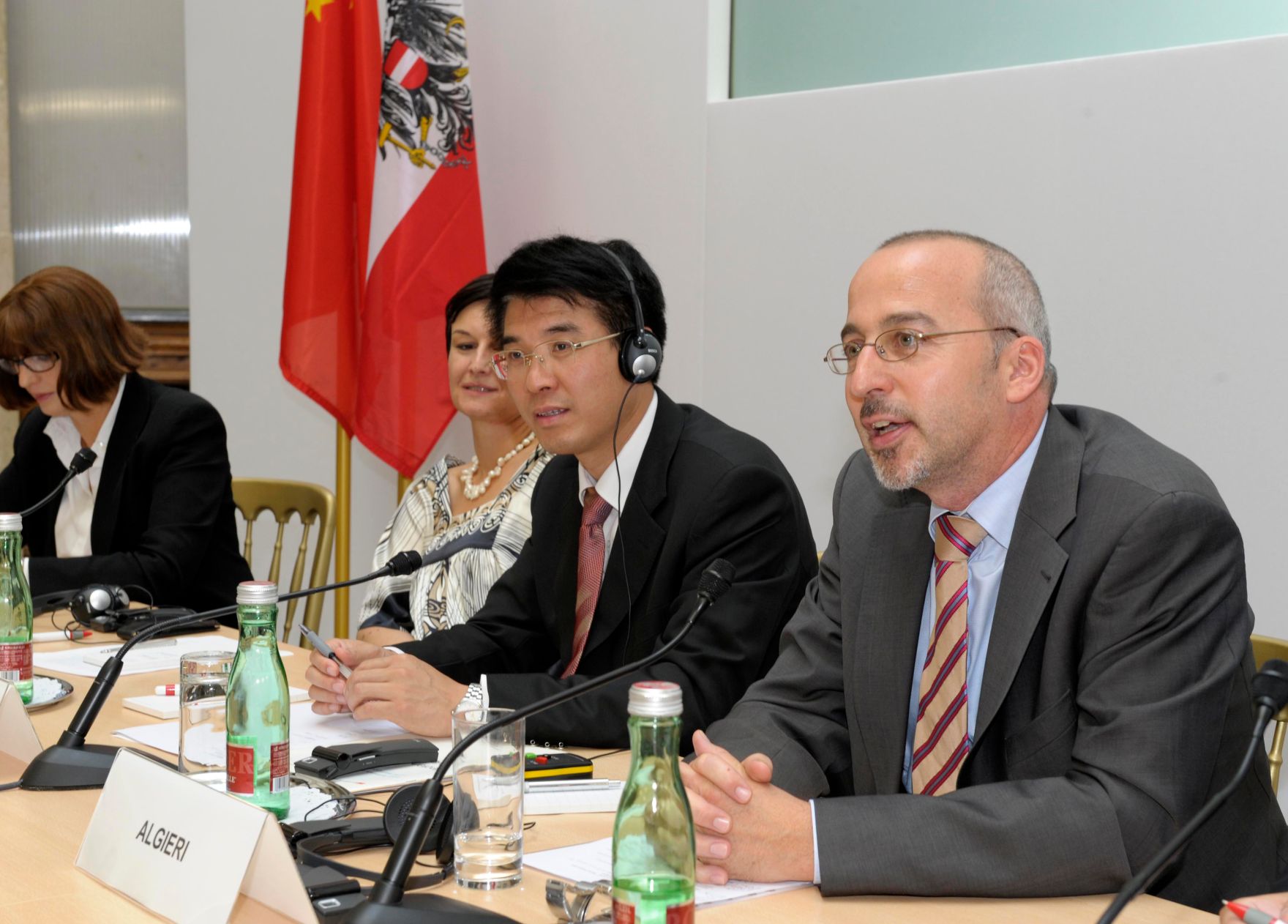 Am 14. September 2011 fand das Mediensymposium &Ouml;sterreich-China in Wien statt. Im Bild (v.l.n.r.) Margaretha Kopeinig (Moderation), Cornelia Vospernik (ORF), Luo Hua (Tageszeitung Renmin), Franco Algieri (Austria Institut f&uuml;r Europa- und Sicherheitspolitik).