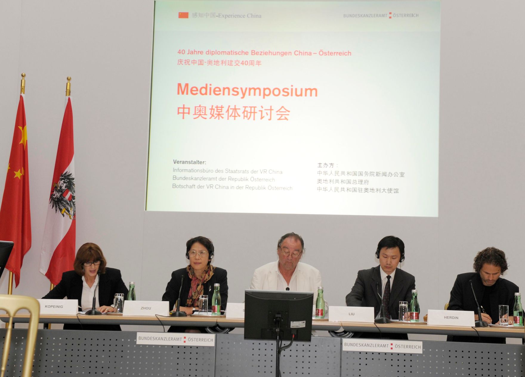 Am 14. September 2011 fand das Mediensymposium &Ouml;sterreich-China in Wien statt. Im Bild (v.l.n.r.) Margaretha Kopeinig (Moderation), Zhou Hong (Europa-Institut der chinesischen Akademie), Gerfried Sperl (International Press Institute), Liu Mingli (Institut f&uuml;r moderne internationale Beziehungen), Thomas Herdin (Universit&auml;t Salzburg).