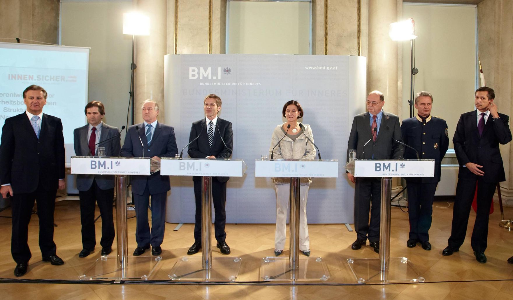 Am 17. November 2011 &quot;Verwaltungsreform - Bundessicherheitsbeh&ouml;rden NEU&quot; (v.l.n.r.) Franz Einzinger, G&uuml;nter K&ouml;&szlig;l, Hermann Feiner, Staatssekret&auml;r Josef Ostermayer, Bundesministerin f&uuml;r Inneres Johanna Mikl-Leitner, Herbert Anderl, Mathias Vogl, Otto Pendl, Pressekonferenz zur Weiterentwicklung der sicherheitsbeh&ouml;rdlichen Strukturen.