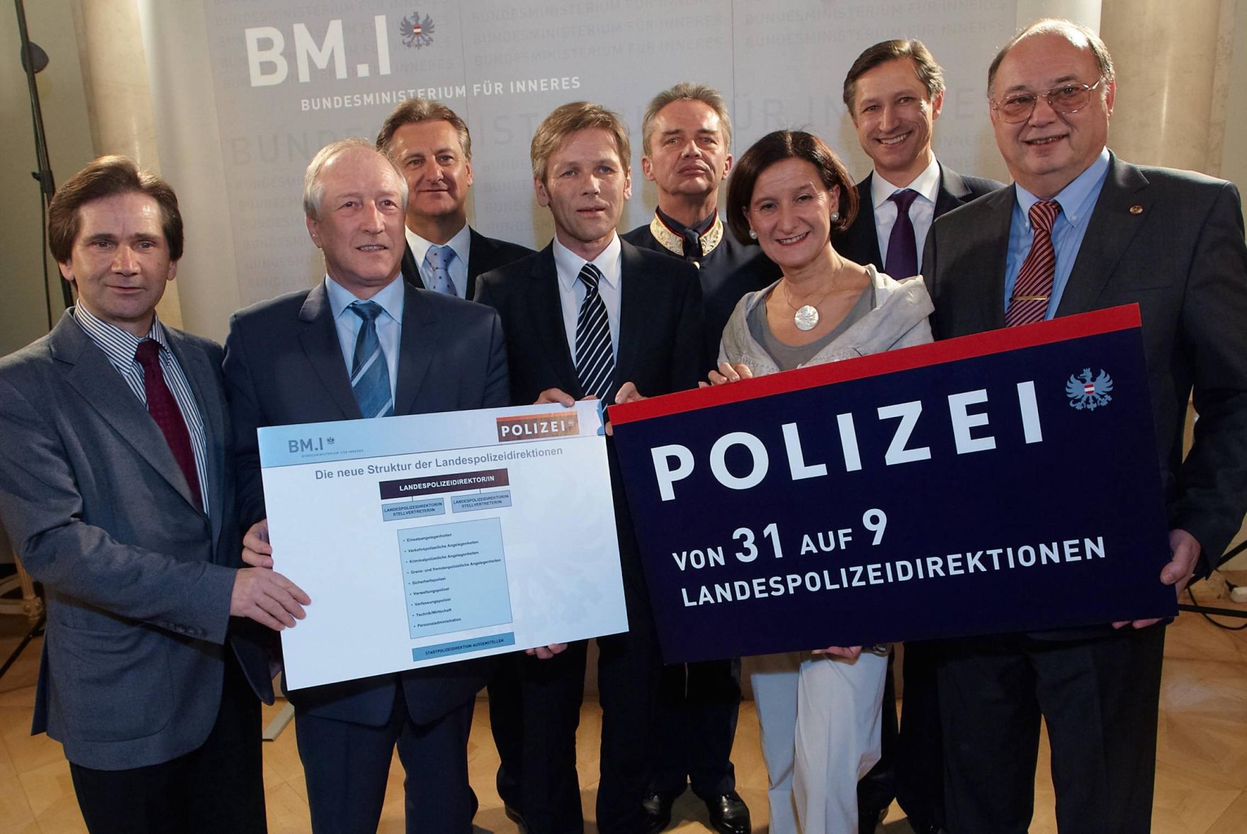 Am 17. November 2011 &quot;Verwaltungsreform - Bundessicherheitsbeh&ouml;rden NEU&quot; (v.l.n.r.) Franz Einzinger, G&uuml;nter K&ouml;&szlig;l, Hermann Feiner, Staatssekret&auml;r Josef Ostermayer, Herbert Anderl, Bundesministerin f&uuml;r Inneres Johanna Mikl-Leitner, Mathias Vogl, Otto Pendl.