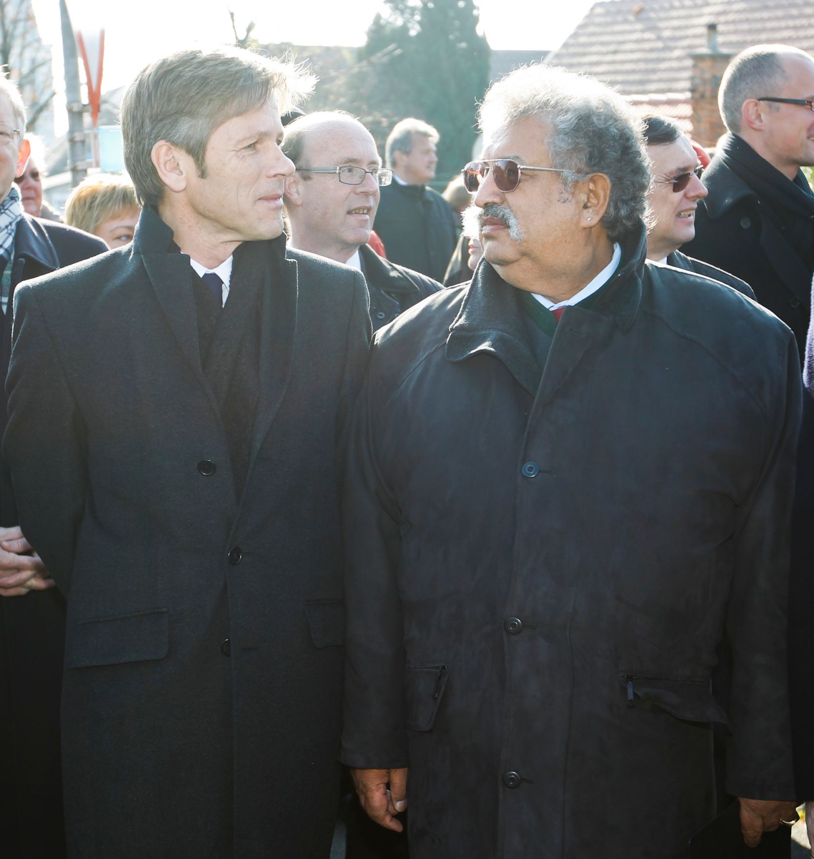 Am 12. November 2011 sprach der Staatssekret&auml;r bei der Roma Gedenkveranstaltung in Lackenbach. Im Bild Staatssekret&auml;r Josef Ostermayer (l.) mit dem Obmann des Kulturvereins &Ouml;sterreichischer Roma Rudolf Sark&ouml;zi (r.).