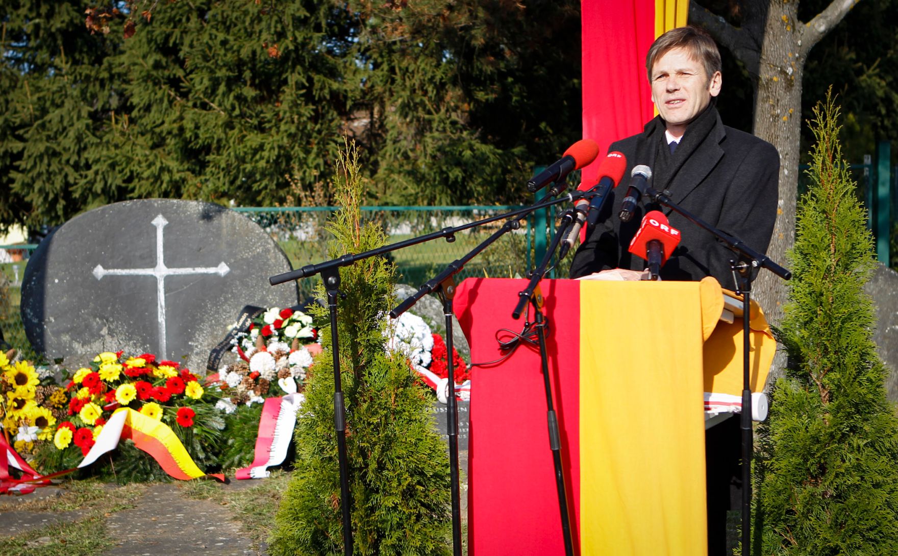 Am 12. November 2011 sprach Staatssekret&auml;r Josef Ostermayer bei der Roma Gedenkveranstaltung in Lackenbach.