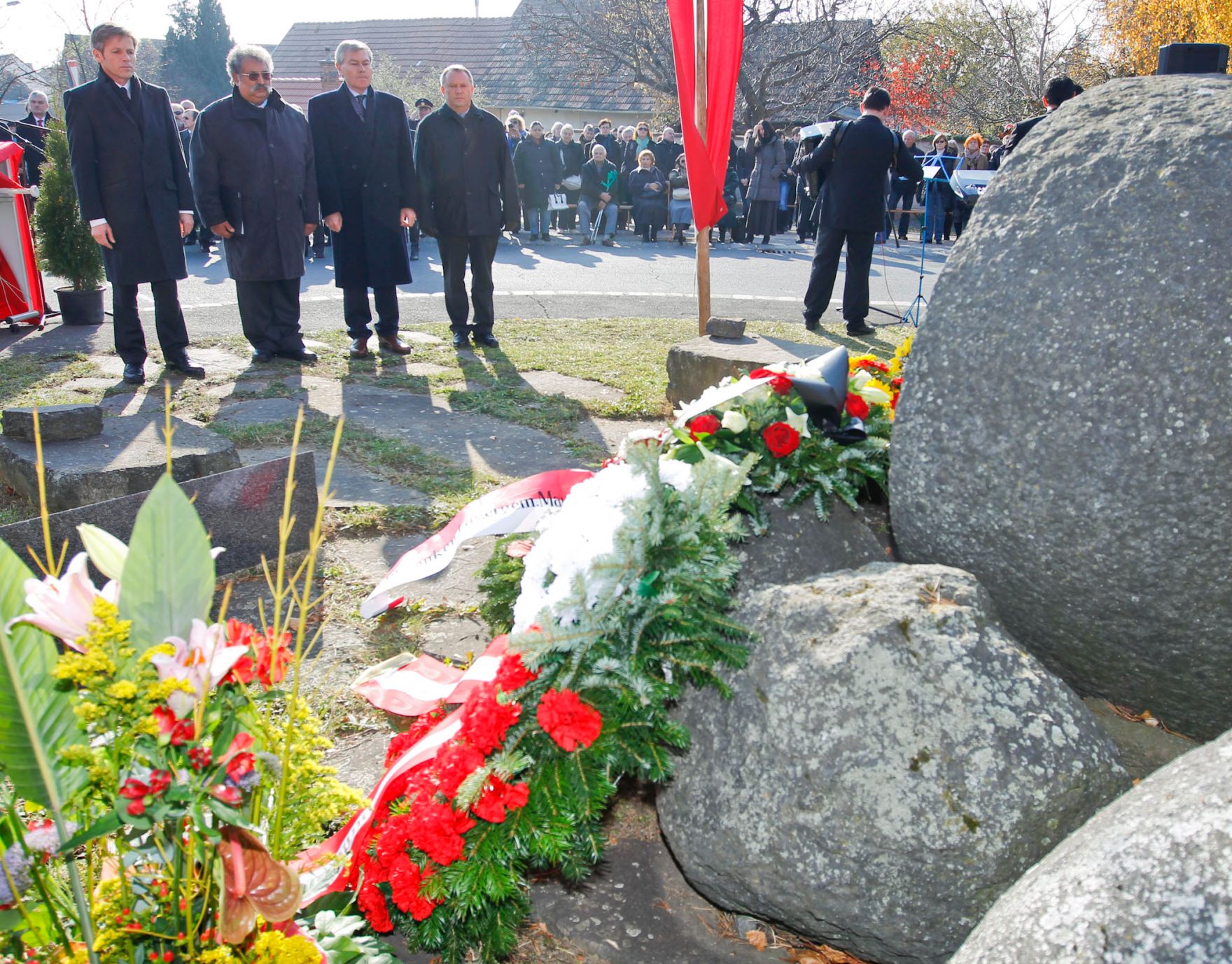 Am 12. November 2011 sprach Staatssekret&auml;r Josef Ostermayer bei der Roma Gedenkveranstaltung in Lackenbach.