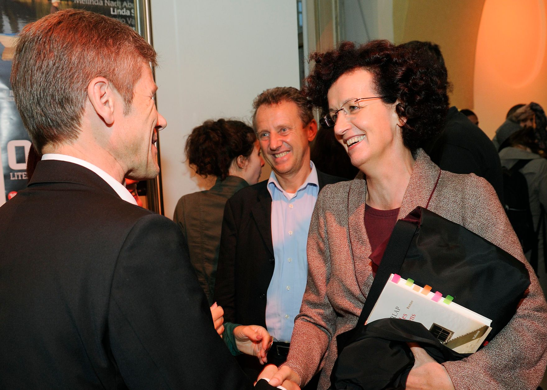 Am 21. Juli 2011 traf Staatssekret&auml;r Josef Ostermayer (l.) im Rahmen des &quot;O-T&ouml;ne Literaturfest&quot; im MuseumsQuartier Wien mit der Ingeborg-Bachmann-Preistr&auml;gerin 2011, der K&auml;rntner Slowenin Maja Haderlap (r.) zusammen.