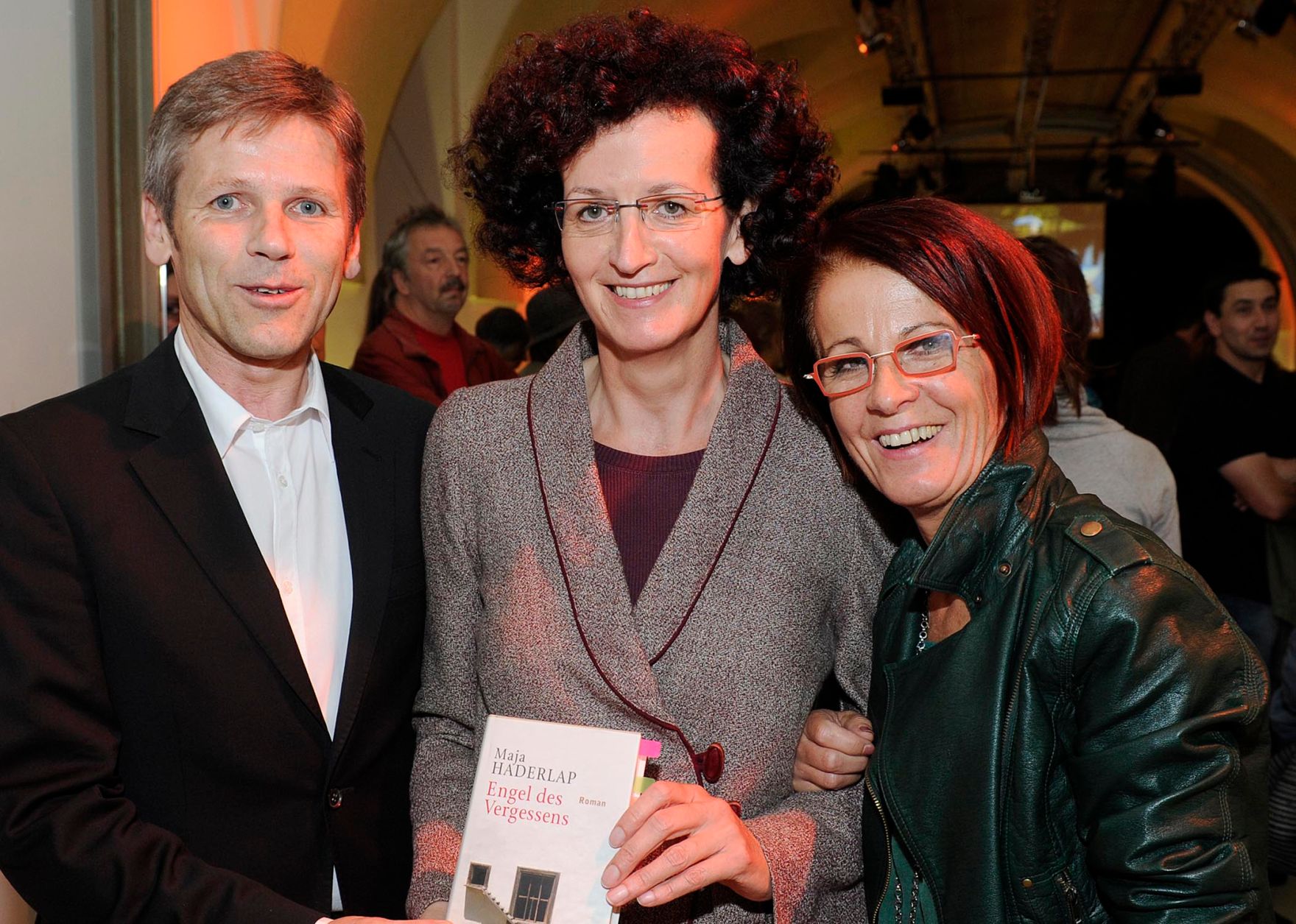 Am 21. Juli 2011 traf Staatssekret&auml;r Josef Ostermayer (l.) im Rahmen des &quot;O-T&ouml;ne Literaturfest&quot; im MuseumsQuartier Wien mit der Ingeborg-Bachmann-Preistr&auml;gerin 2011, der K&auml;rntner Slowenin Maja Haderlap (m.) zusammen. Im Bild mit Bundesr&auml;tin Ana Blatnik (r.).