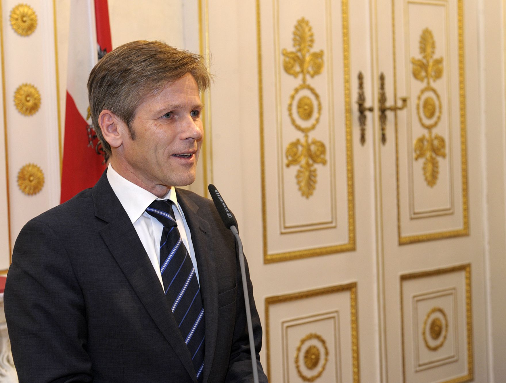 Am 25. November 2011 &uuml;berreichte Staatssekret&auml;r Josef Ostermayer im Bundeskanzleramt Zertifikate an die neu ausgebildeten Mauthausen-Guides. bka