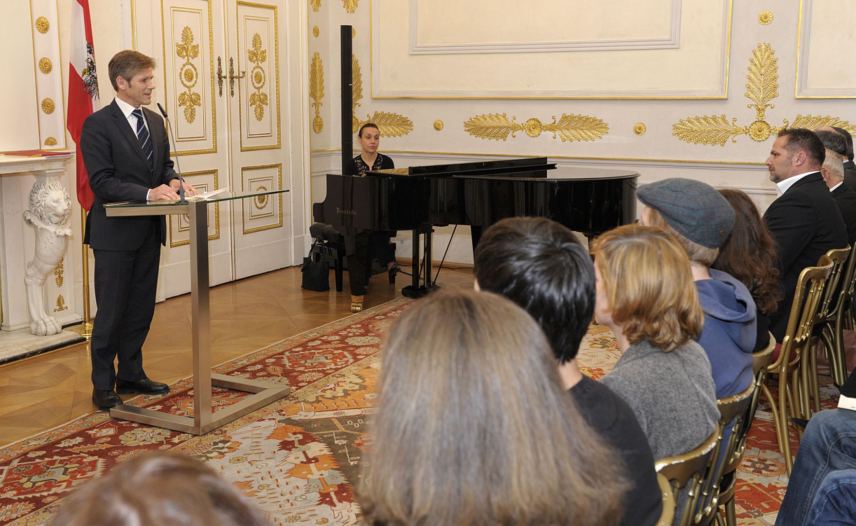 Am 25. November 2011 &uuml;berreichte Staatssekret&auml;r Josef Ostermayer im Bundeskanzleramt Zertifikate an die neu ausgebildeten Mauthausen-Guides.