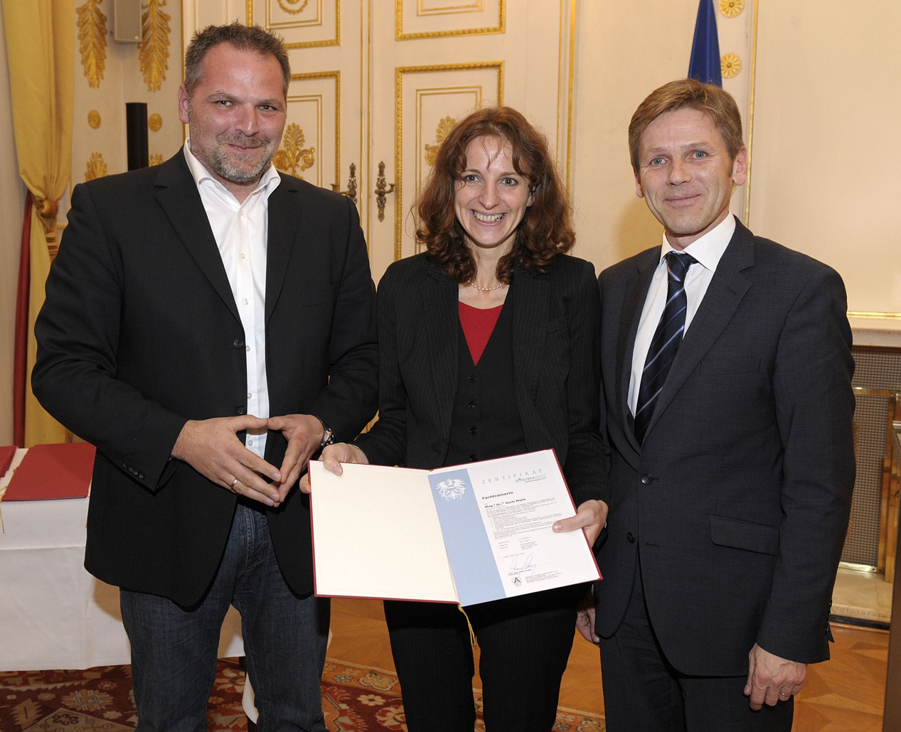 Am 25. November 2011 &uuml;berreichte Staatssekret&auml;r Josef Ostermayer im Bundeskanzleramt Zertifikate an die neu ausgebildeten Mauthausen-Guides.