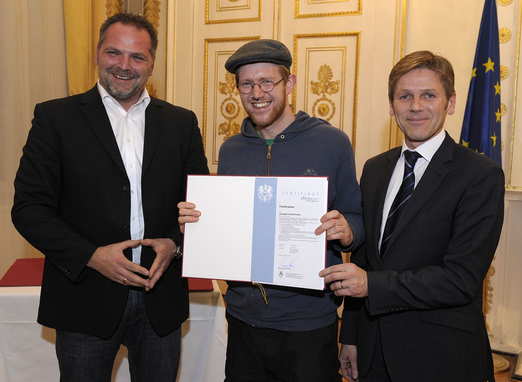 Am 25. November 2011 &uuml;berreichte Staatssekret&auml;r Josef Ostermayer im Bundeskanzleramt Zertifikate an die neu ausgebildeten Mauthausen-Guides.