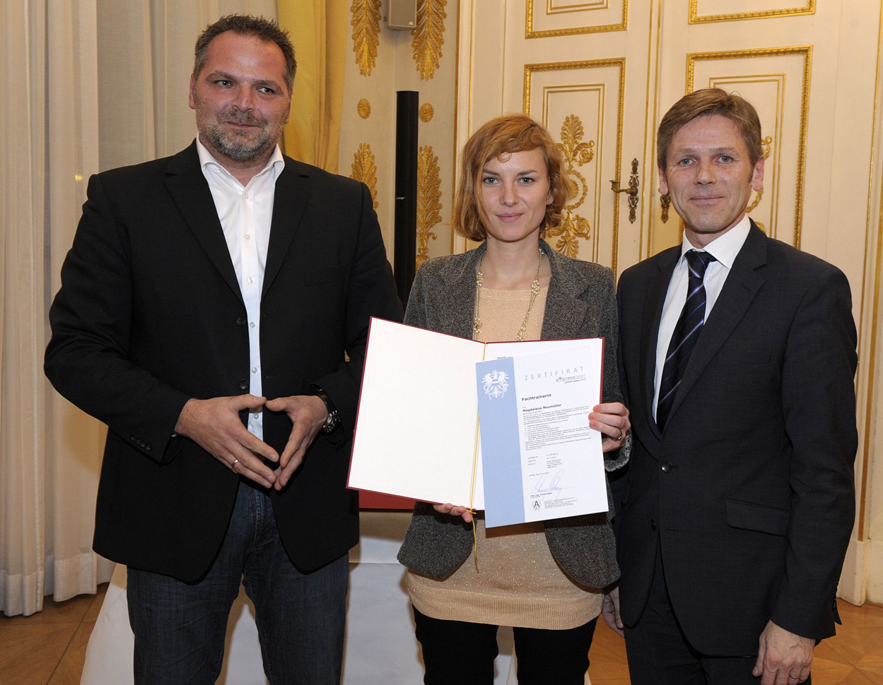 Am 25. November 2011 &uuml;berreichte Staatssekret&auml;r Josef Ostermayer im Bundeskanzleramt Zertifikate an die neu ausgebildeten Mauthausen-Guides.
