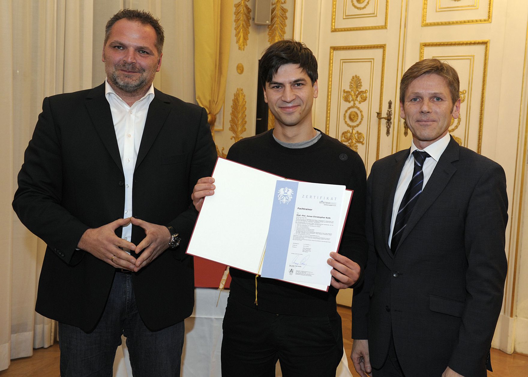 Am 25. November 2011 &uuml;berreichte Staatssekret&auml;r Josef Ostermayer im Bundeskanzleramt Zertifikate an die neu ausgebildeten Mauthausen-Guides.