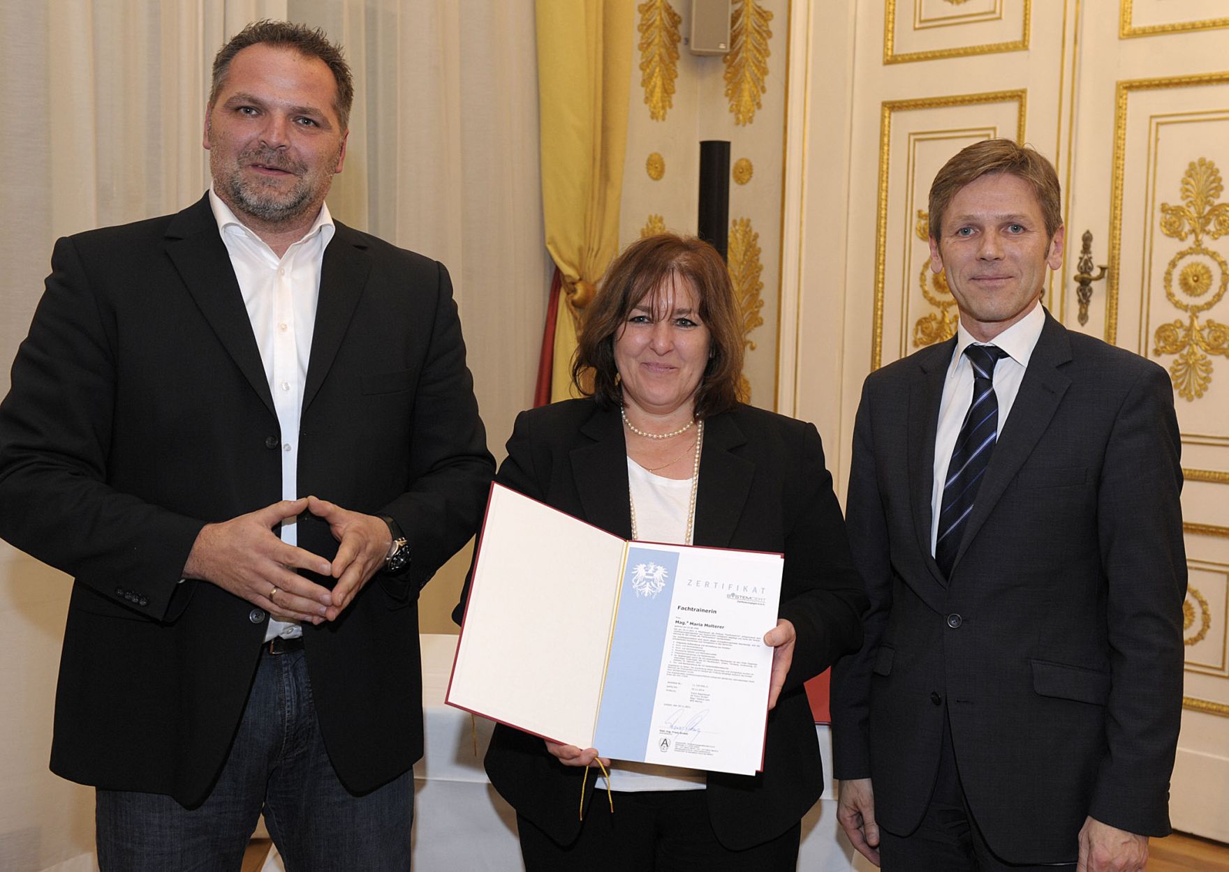 Am 25. November 2011 &uuml;berreichte Staatssekret&auml;r Josef Ostermayer im Bundeskanzleramt Zertifikat an die neu ausgebildeten Mauthausen-Guides.