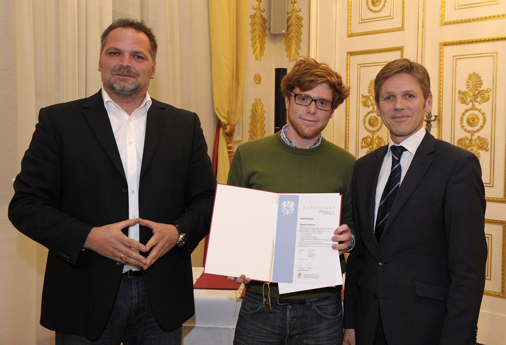 Am 25. November 2011 &uuml;berreichte Staatssekret&auml;r Josef Ostermayer im Bundeskanzleramt Zertifikat an die neu ausgebildeten Mauthausen-Guides.