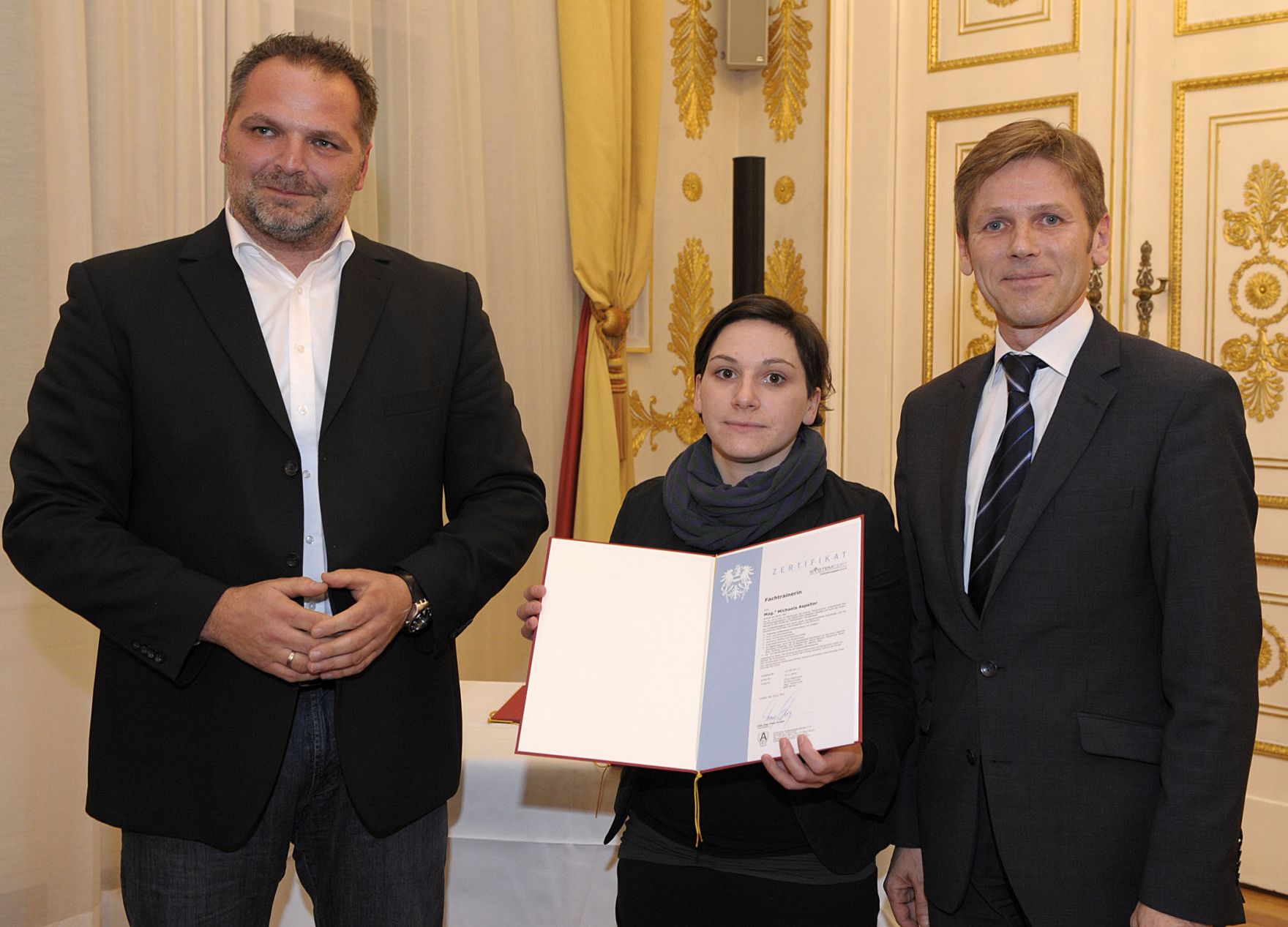 Am 25. November 2011 &uuml;berreichte Staatssekret&auml;r Josef Ostermayer im Bundeskanzleramt Zertifikat an die neu ausgebildeten Mauthausen-Guides.