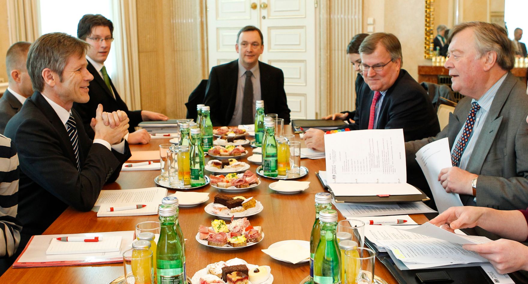Am 13. Februar 2012 empfing Staatssekret&auml;r Josef Ostermayer (r.) den Justizminister des Vereinigten K&ouml;nigreichs Gro&szlig;britannien und Nordirland, Kenneth Clarke (l.) zu einem Gespr&auml;ch im Bundeskanzleramt.