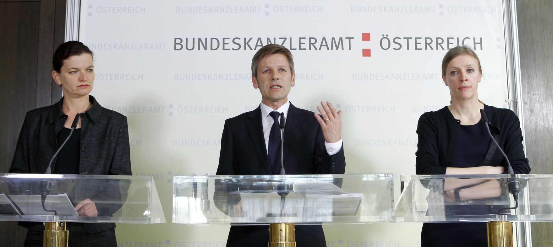 Am 21. M&auml;rz 2012 pr&auml;sentierte Staatssekret&auml;r Josef Ostermayer (m.) mit Vorsitzender des Beirates f&uuml;r Baukultur Prof. Bettina G&ouml;tz (r.) und Autorin Renate Hammer (l.) den 2. &Ouml;sterreichischen Baukulturreport im Volksgarten Pavillion.