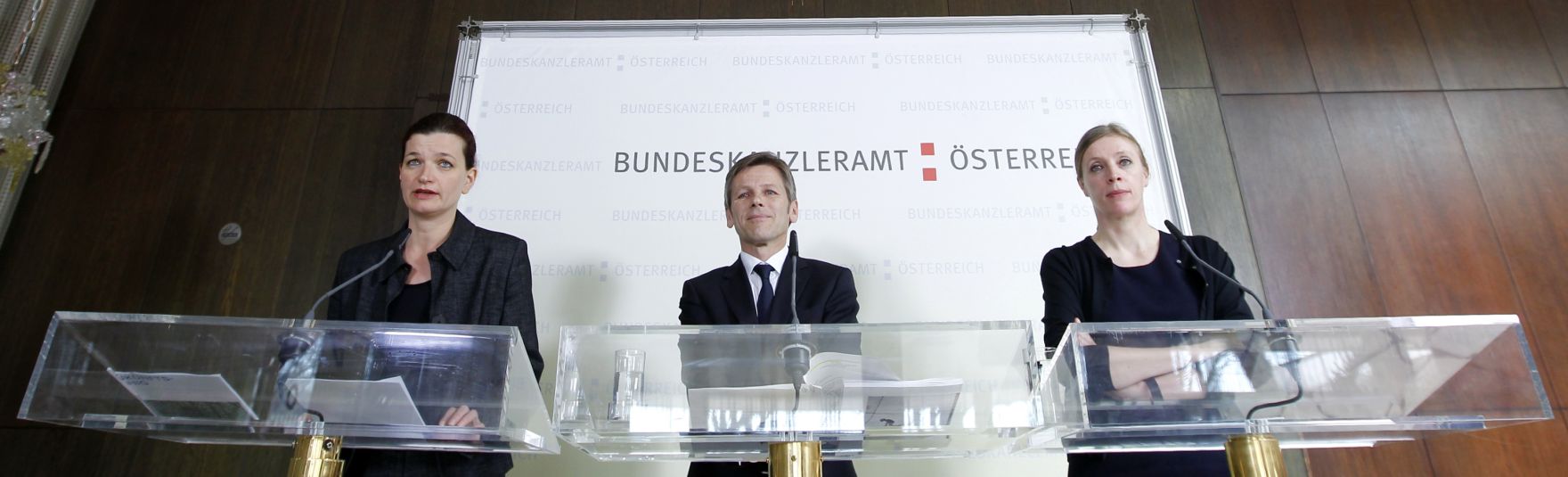 Am 21. M&auml;rz 2012 pr&auml;sentierte Staatssekret&auml;r Josef Ostermayer (m.) mit Vorsitzender des Beirates f&uuml;r Baukultur Prof. Bettina G&ouml;tz (r.) und Autorin Renate Hammer (l.) den 2. &Ouml;sterreichischen Baukulturreport im Volksgarten Pavillion.