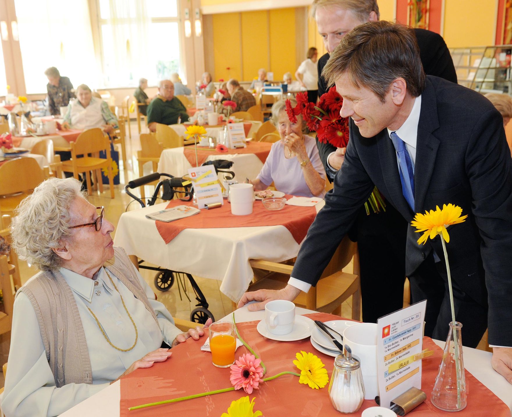 Am 26. April 2012 besuchte Staatssekret&auml;r Josef Ostermayer das Pensionistenwohnhaus Trazerberg.