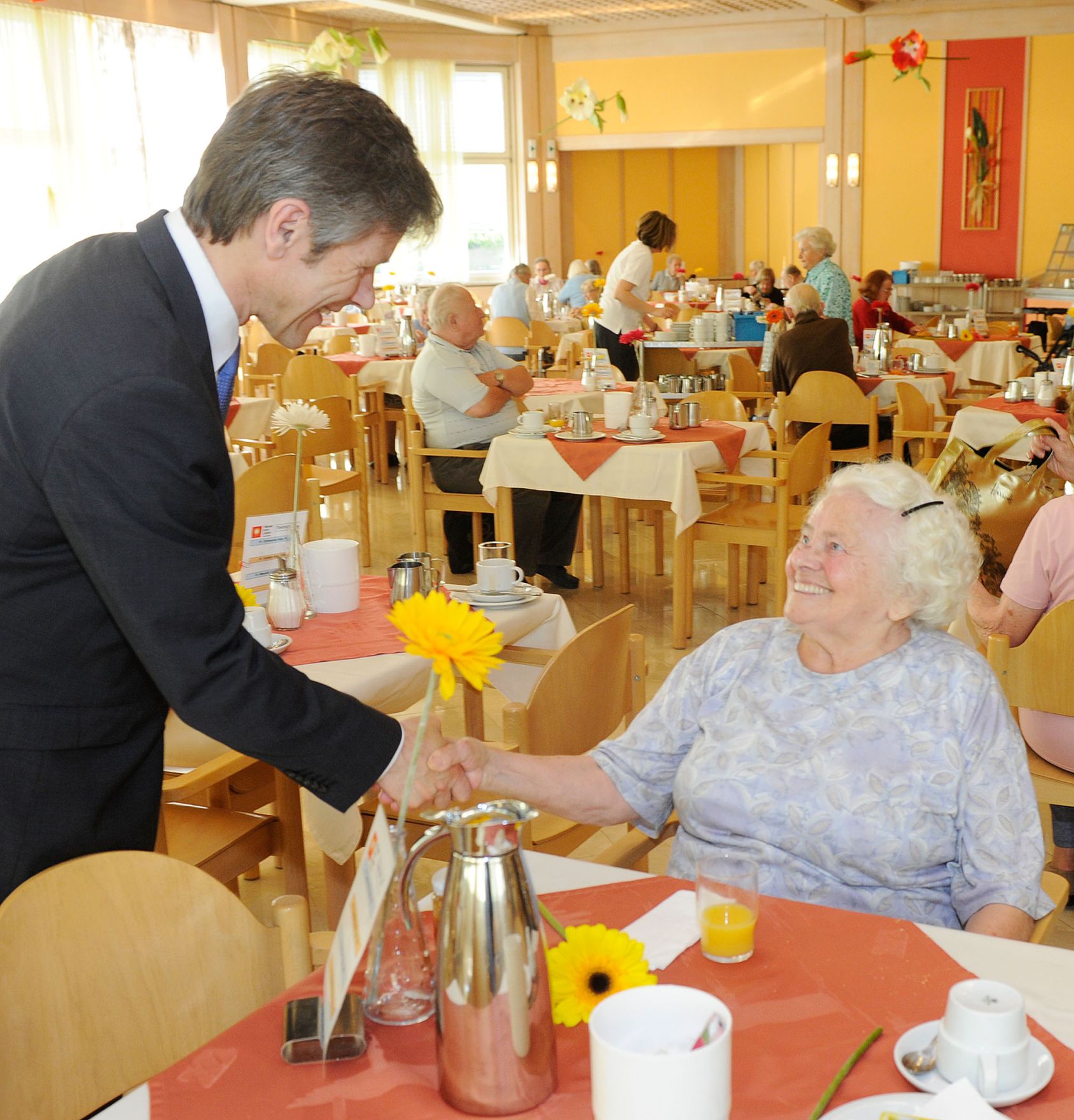 Am 26. April 2012 besuchte Staatssekret&auml;r Josef Ostermayer das Pensionistenwohnhaus Trazerberg.