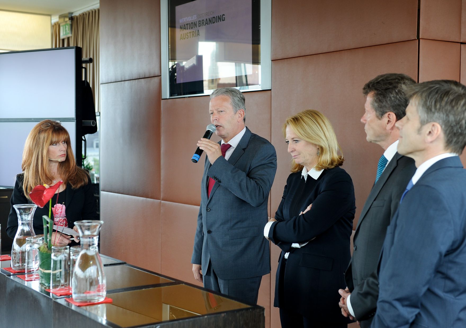 Am 11. Juni 2012 nahm Staatssekret&auml;r Josef Ostermayer (r.) an der Veranstaltung &quot;Wertvolles &Ouml;sterreich - Nation Branding Austria&quot; teil. Im Bild mit (v.r.n.l.) Staatssekret&auml;r Wolfgang Waldner, Verkehrsministerin Doris Bures und Wirtschaftsminister Reinhold Mitterlehner.