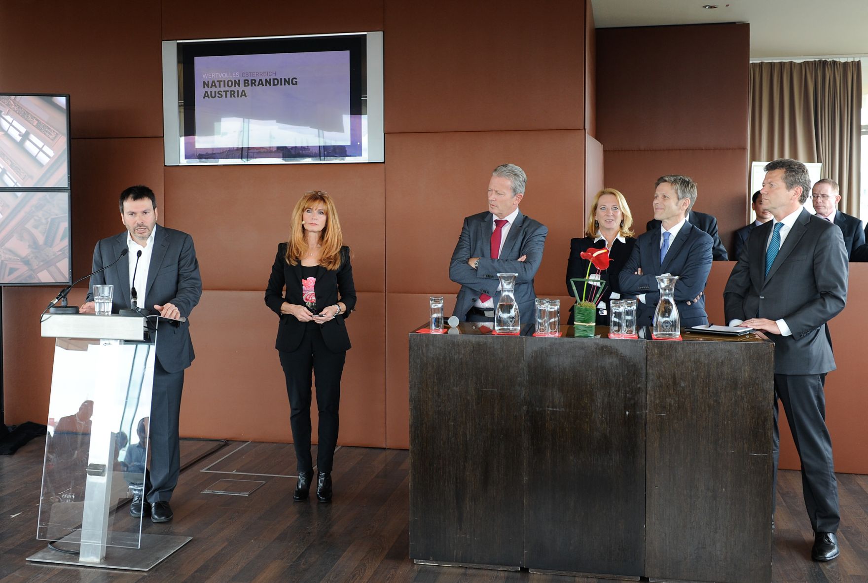 Am 11. Juni 2012 nahm Staatssekret&auml;r Ostermayer an der Veranstaltung &quot;Wertvolles &Ouml;sterreich - Nation Branding Austria&quot; teil. Im Bild (v.r.n.l.) Staatssekret&auml;r Wolfgang Waldner, Staatssekret&auml;r Josef Ostermayer, Verkehrsministerin Doris Bures, Wirtschaftsminister Reinhold Mitterlehner und Experte Simon Anholt (l.).
