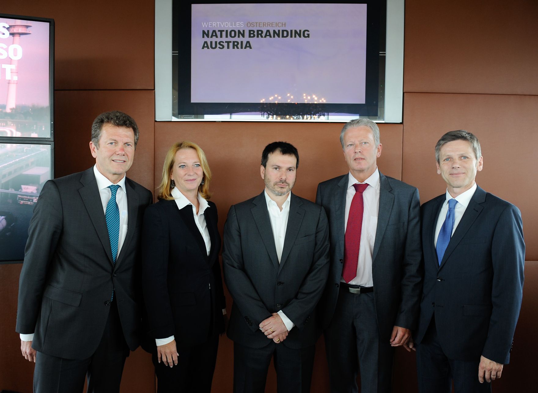 Am 11. Juni 2012 nahm Staatssekret&auml;r Josef Ostermayer (r.) an der Veranstaltung &quot;Wertvolles &Ouml;sterreich - Nation Branding Austria&quot; teil. Im Bild mit (v.r.n.l.) Wirtschaftsminister Reinhold Mitterlehner, Experte Simon Anholt, Verkehrsministerin Doris Bures und Staatssekret&auml;r Wolfgang Waldner.