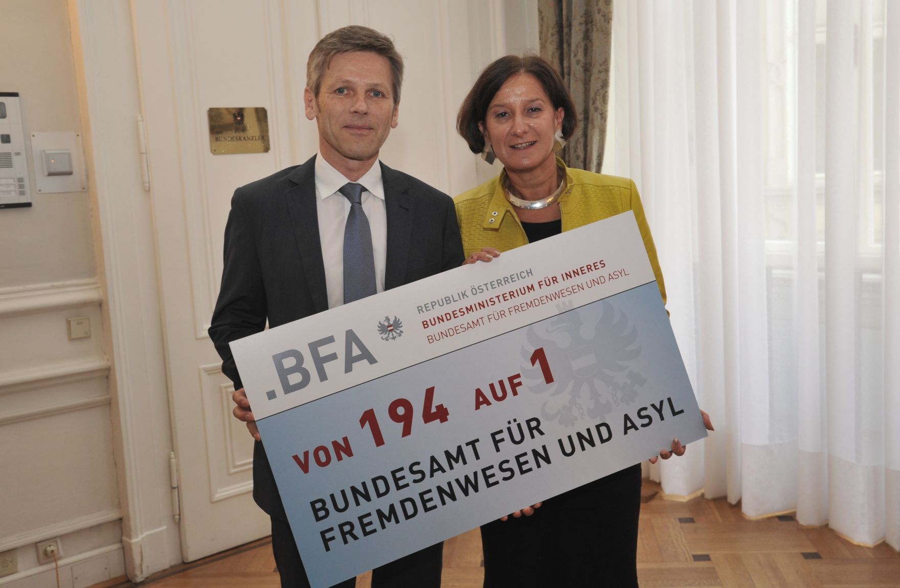 Am 12. Juni 2012 beschloss der Ministerrat die Zusammenfassung der Aufgaben von 194 Beh&ouml;rden in ein neues Bundesamt f&uuml;r Fremdenwesen und Asyl. Im Bild Innenministerin Johanna Mikl-Leitner und Staatssekret&auml;r Josef Ostermayer.