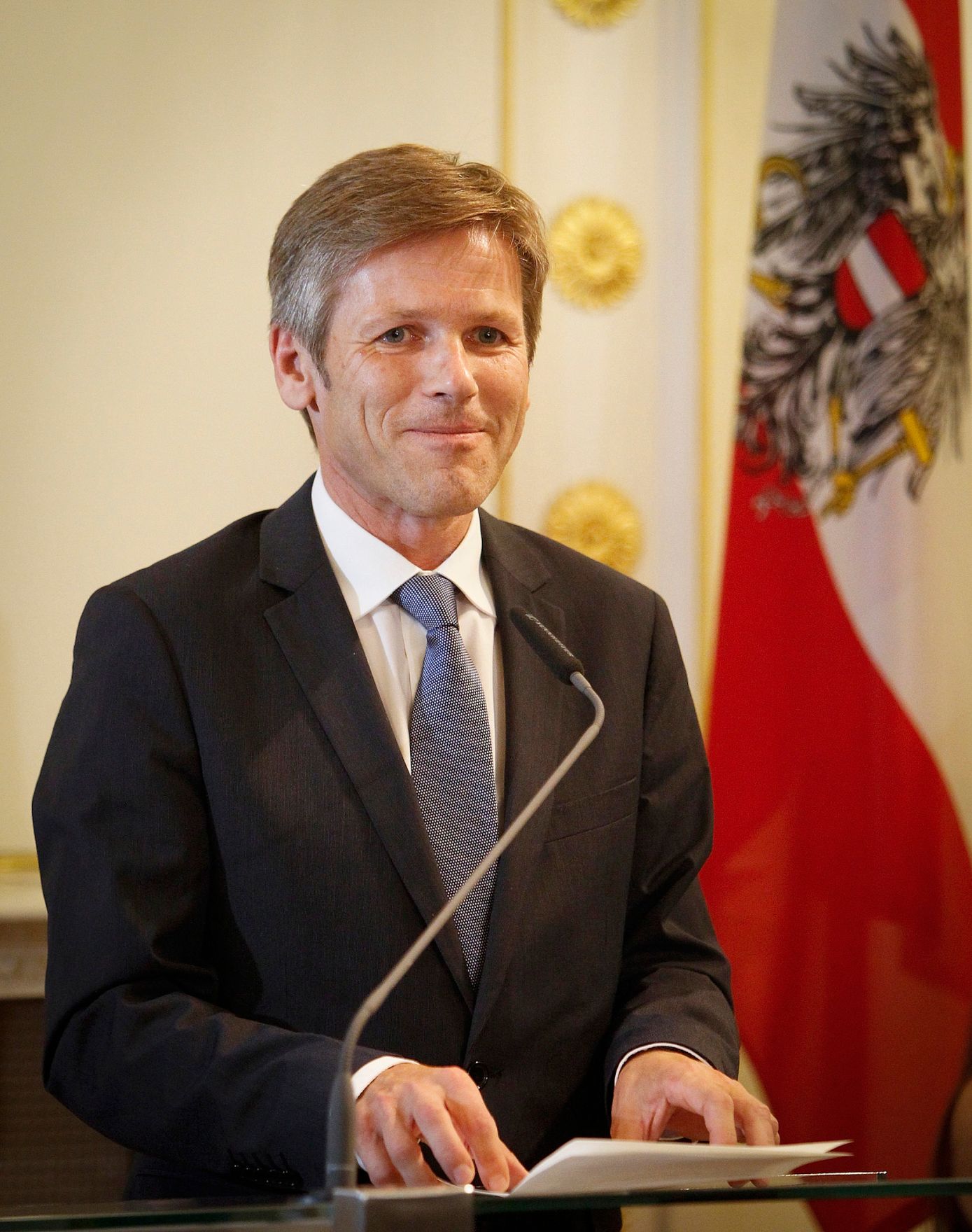 Am 12. September 2012 &uuml;berreichte Staatssekret&auml;r Josef Ostermayer (im Bild) das Gro&szlig;e Silberne Ehrenzeichen f&uuml;r Verdienste um die Republik &Ouml;sterreich an Botschafter Valentin Inzko, Heinz Stritzl, Bernard Sadovnik, Josef Feldner und Marjan Sturm f&uuml;r die Ortstafell&ouml;sung in K&auml;rnten.