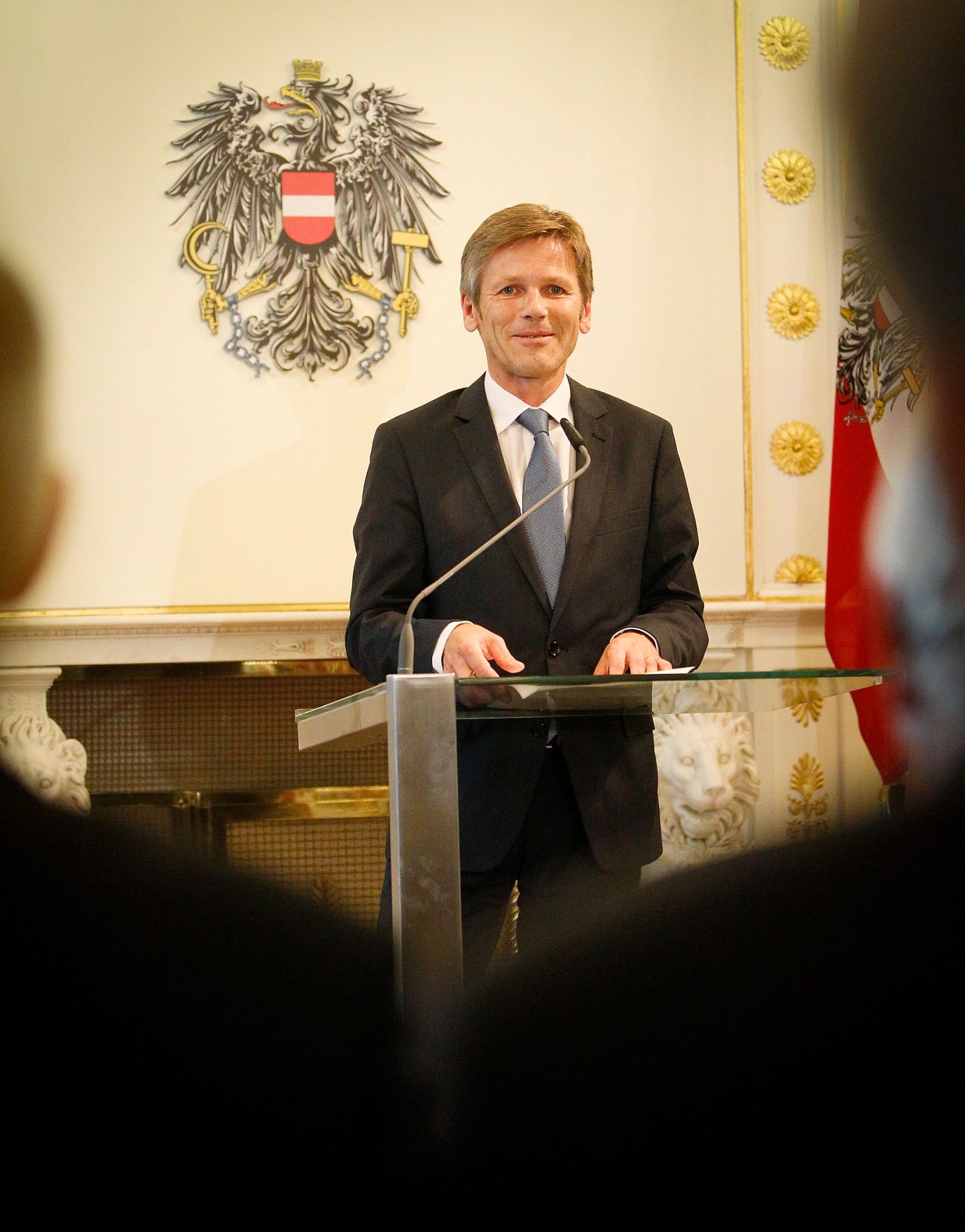 Am 12. September 2012 &uuml;berreichte Staatssekret&auml;r Josef Ostermayer (im Bild) das Gro&szlig;e Silberne Ehrenzeichen f&uuml;r Verdienste um die Republik &Ouml;sterreich an Botschafter Valentin Inzko, Heinz Stritzl, Bernard Sadovnik, Josef Feldner und Marjan Sturm f&uuml;r die Ortstafell&ouml;sung in K&auml;rnten.