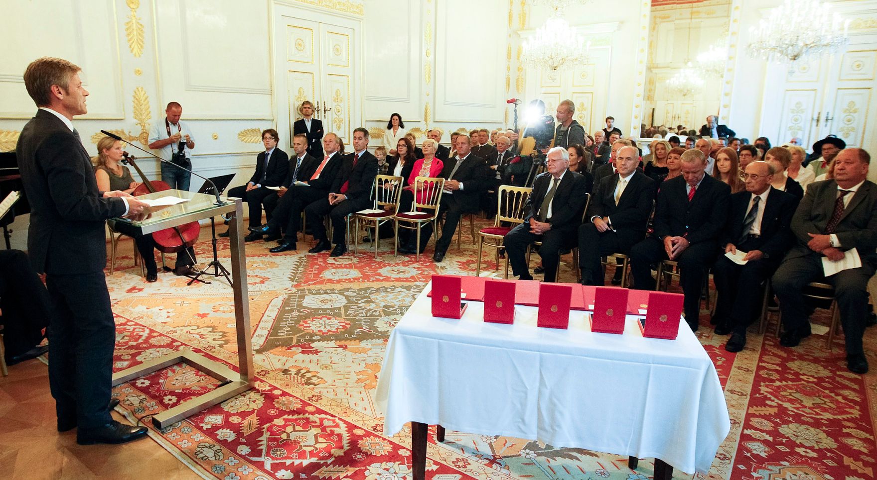 Am 12. September 2012 &uuml;berreichte Staatssekret&auml;r Josef Ostermayer das Gro&szlig;e Silberne Ehrenzeichen f&uuml;r Verdienste um die Republik &Ouml;sterreich an Botschafter Valentin Inzko, Heinz Stritzl, Bernard Sadovnik, Josef Feldner und Marjan Sturm f&uuml;r die Ortstafell&ouml;sung in K&auml;rnten.