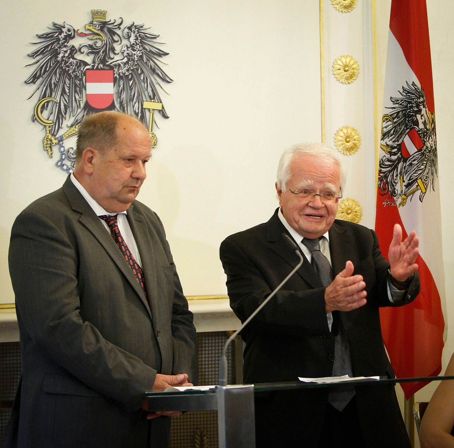 Am 12. September 2012 &uuml;berreichte Staatssekret&auml;r Josef Ostermayer das Gro&szlig;e Silberne Ehrenzeichen f&uuml;r Verdienste um die Republik &Ouml;sterreich an Botschafter Valentin Inzko, Heinz Stritzl, Bernard Sadovnik, Josef Feldner (r.) und Marjan Sturm (l.) f&uuml;r die Ortstafell&ouml;sung in K&auml;rnten.