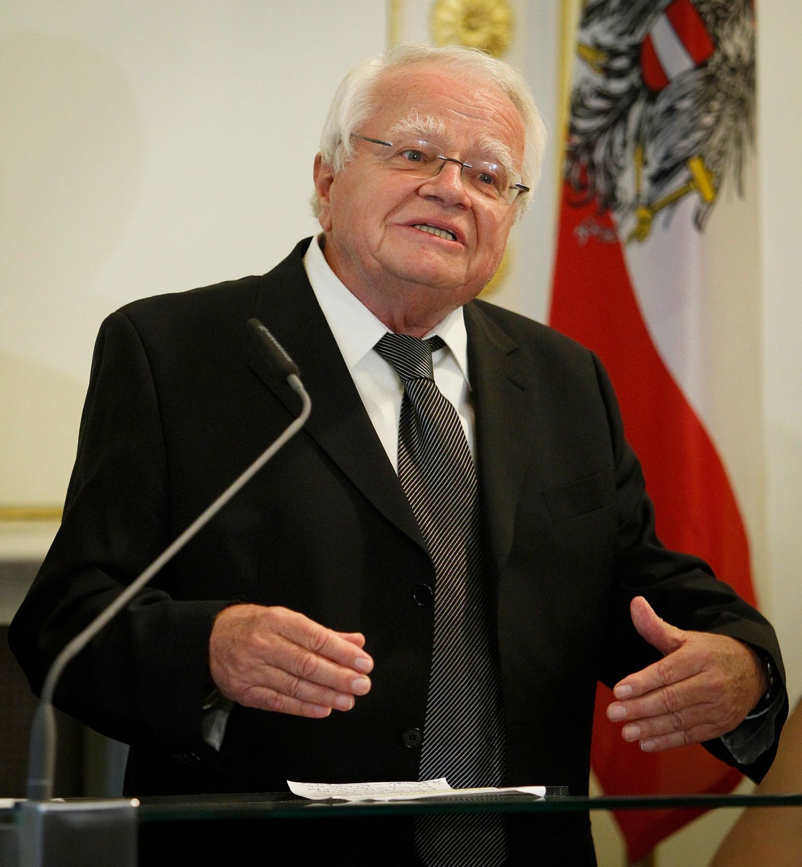 Am 12. September 2012 &uuml;berreichte Staatssekret&auml;r Josef Ostermayer das Gro&szlig;e Silberne Ehrenzeichen f&uuml;r Verdienste um die Republik &Ouml;sterreich an Botschafter Valentin Inzko, Heinz Stritzl, Bernard Sadovnik, Josef Feldner (im Bild) und Marjan Sturm f&uuml;r die Ortstafell&ouml;sung in K&auml;rnten.