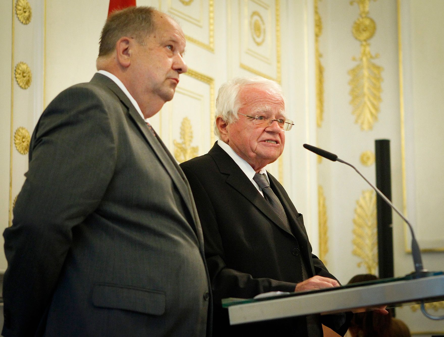 Am 12. September 2012 &uuml;berreichte Staatssekret&auml;r Josef Ostermayer das Gro&szlig;e Silberne Ehrenzeichen f&uuml;r Verdienste um die Republik &Ouml;sterreich an Botschafter Valentin Inzko, Heinz Stritzl, Bernard Sadovnik, Josef Feldner (r.) und Marjan Sturm (l.) f&uuml;r die Ortstafell&ouml;sung in K&auml;rnten.