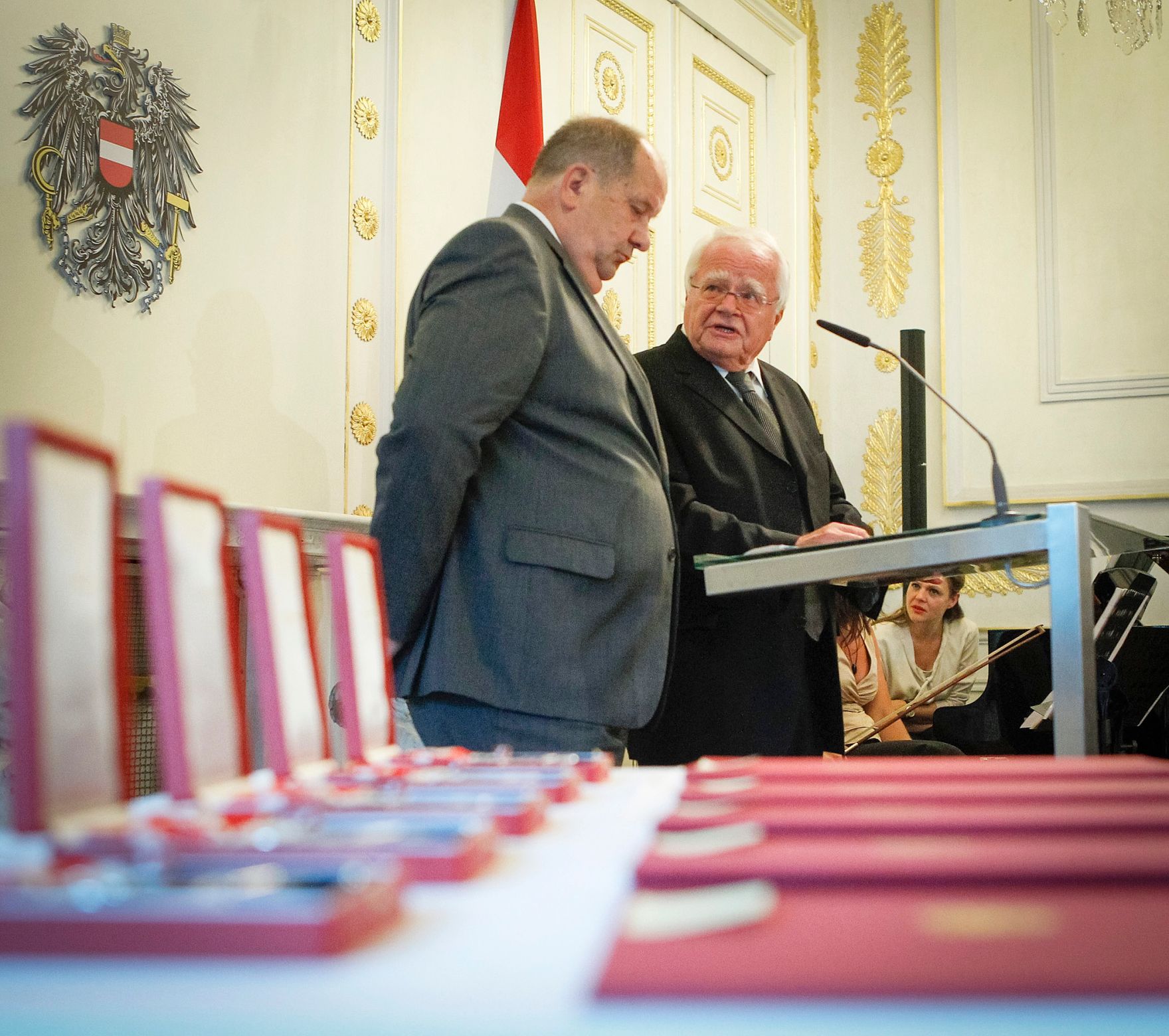 Am 12. September 2012 &uuml;berreichte Staatssekret&auml;r Josef Ostermayer das Gro&szlig;e Silberne Ehrenzeichen f&uuml;r Verdienste um die Republik &Ouml;sterreich an Botschafter Valentin Inzko, Heinz Stritzl, Bernard Sadovnik, Josef Feldner (r.) und Marjan Sturm (l.) f&uuml;r die Ortstafell&ouml;sung in K&auml;rnten.