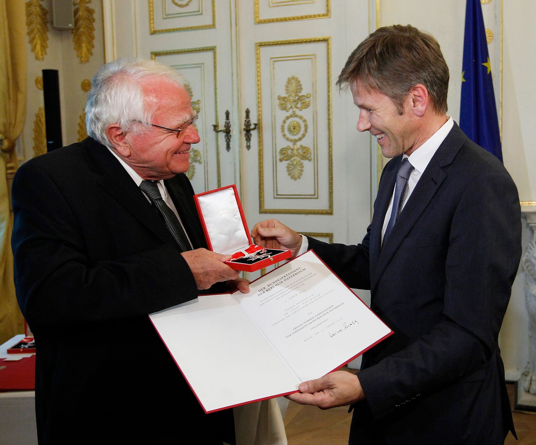 Am 12. September 2012 &uuml;berreichte Staatssekret&auml;r Josef Ostermayer (r.) das Gro&szlig;e Silberne Ehrenzeichen f&uuml;r Verdienste um die Republik &Ouml;sterreich an Botschafter Valentin Inzko, Heinz Stritzl, Bernard Sadovnik, Josef Feldner (l.) und Marjan Sturm f&uuml;r die Ortstafell&ouml;sung in K&auml;rnten.