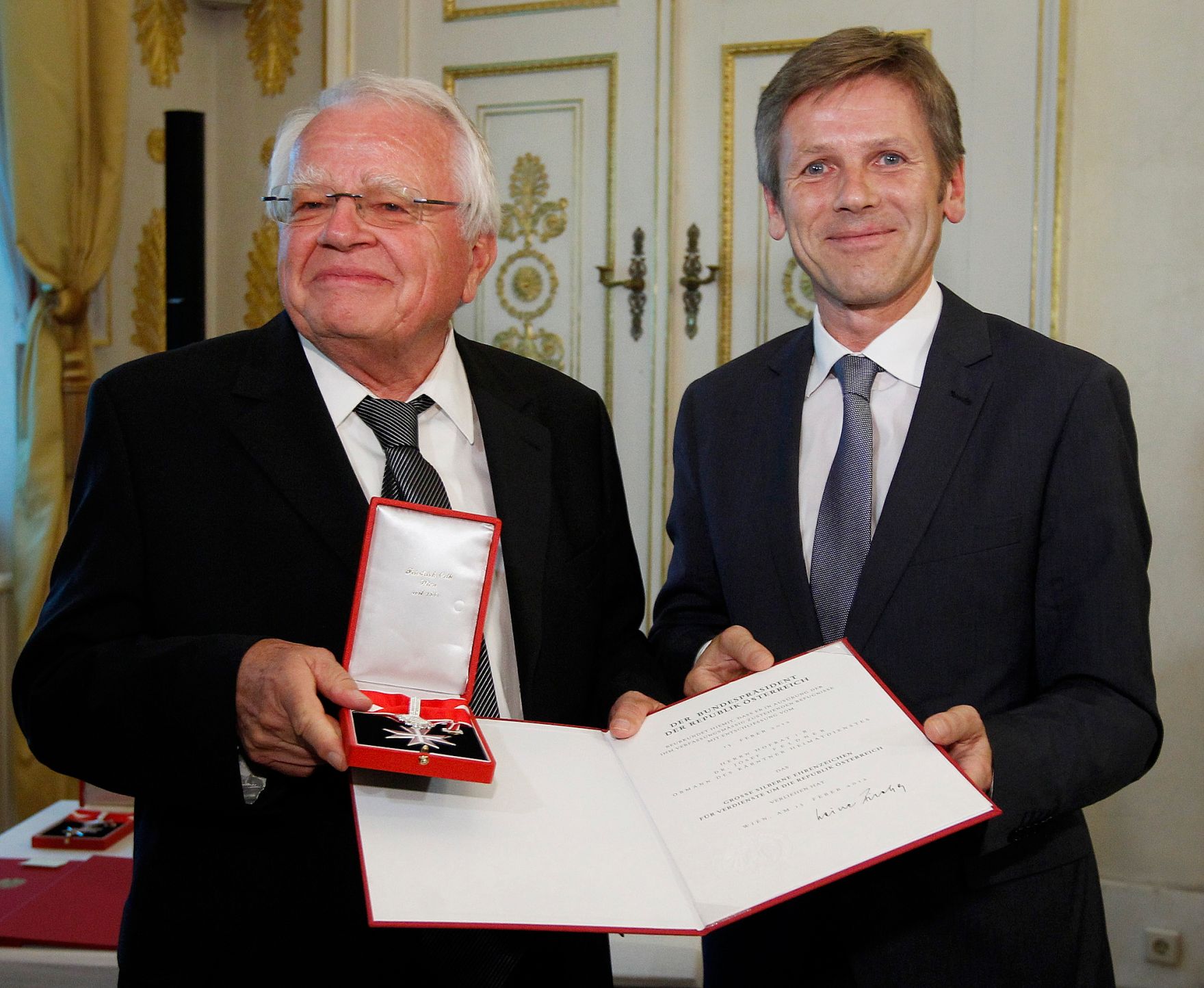 Am 12. September 2012 &uuml;berreichte Staatssekret&auml;r Josef Ostermayer (r.) das Gro&szlig;e Silberne Ehrenzeichen f&uuml;r Verdienste um die Republik &Ouml;sterreich an Botschafter Valentin Inzko, Heinz Stritzl, Bernard Sadovnik, Josef Feldner (l.) und Marjan Sturm f&uuml;r die Ortstafell&ouml;sung in K&auml;rnten.