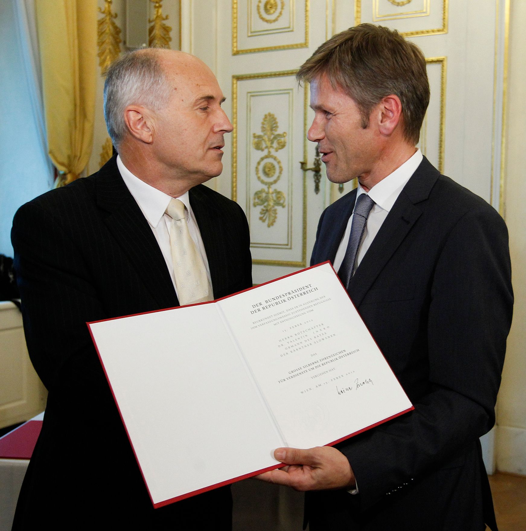Am 12. September 2012 &uuml;berreichte Staatssekret&auml;r Josef Ostermayer (r.) das Gro&szlig;e Silberne Ehrenzeichen f&uuml;r Verdienste um die Republik &Ouml;sterreich an Botschafter Valentin Inzko (l.), Heinz Stritzl, Bernard Sadovnik, Josef Feldner und Marjan Sturm f&uuml;r die Ortstafell&ouml;sung in K&auml;rnten.