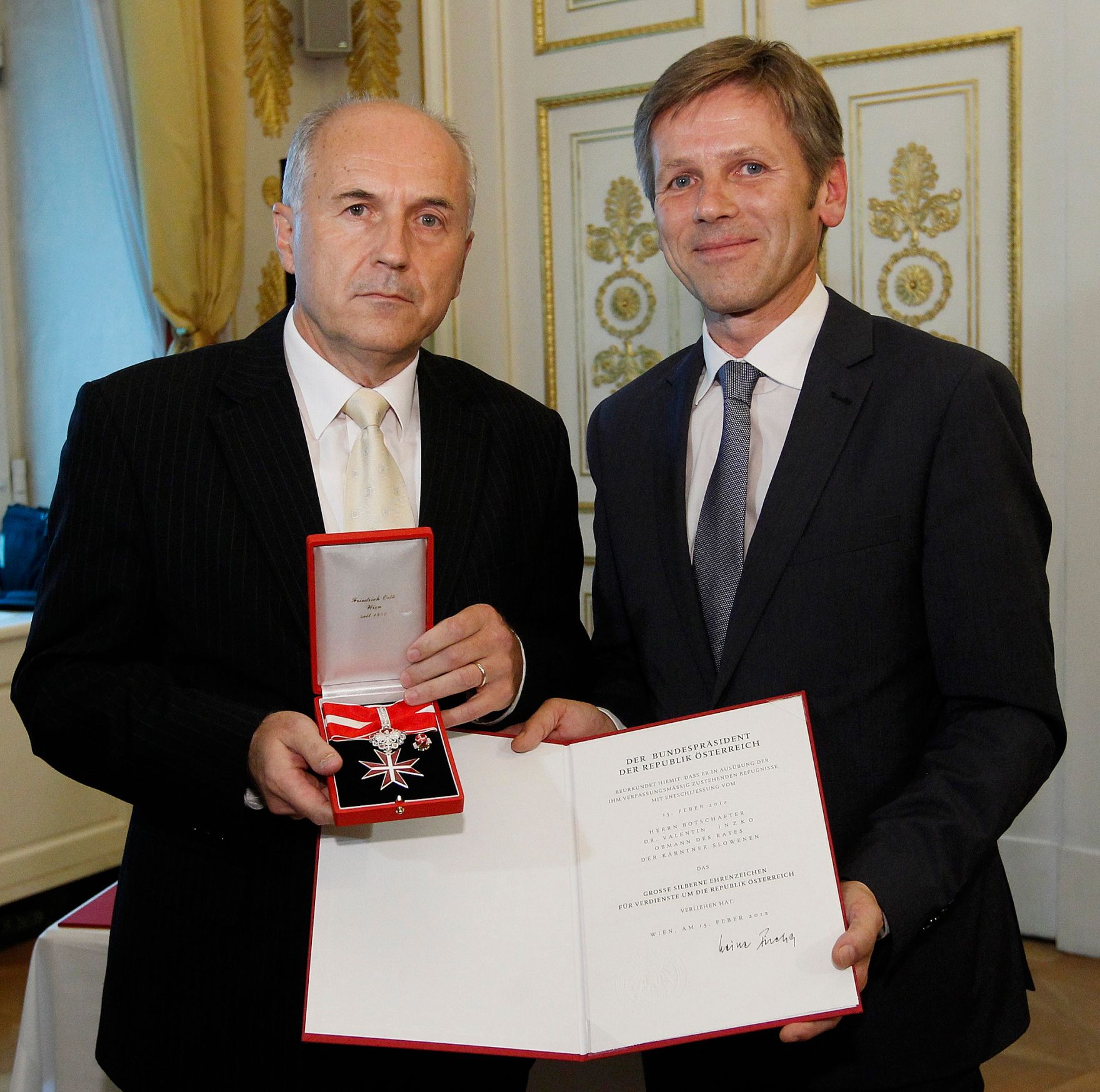 Am 12. September 2012 &uuml;berreichte Staatssekret&auml;r Josef Ostermayer (r.) das Gro&szlig;e Silberne Ehrenzeichen f&uuml;r Verdienste um die Republik &Ouml;sterreich an Botschafter Valentin Inzko (l.), Heinz Stritzl, Bernard Sadovnik, Josef Feldner und Marjan Sturm f&uuml;r die Ortstafell&ouml;sung in K&auml;rnten.