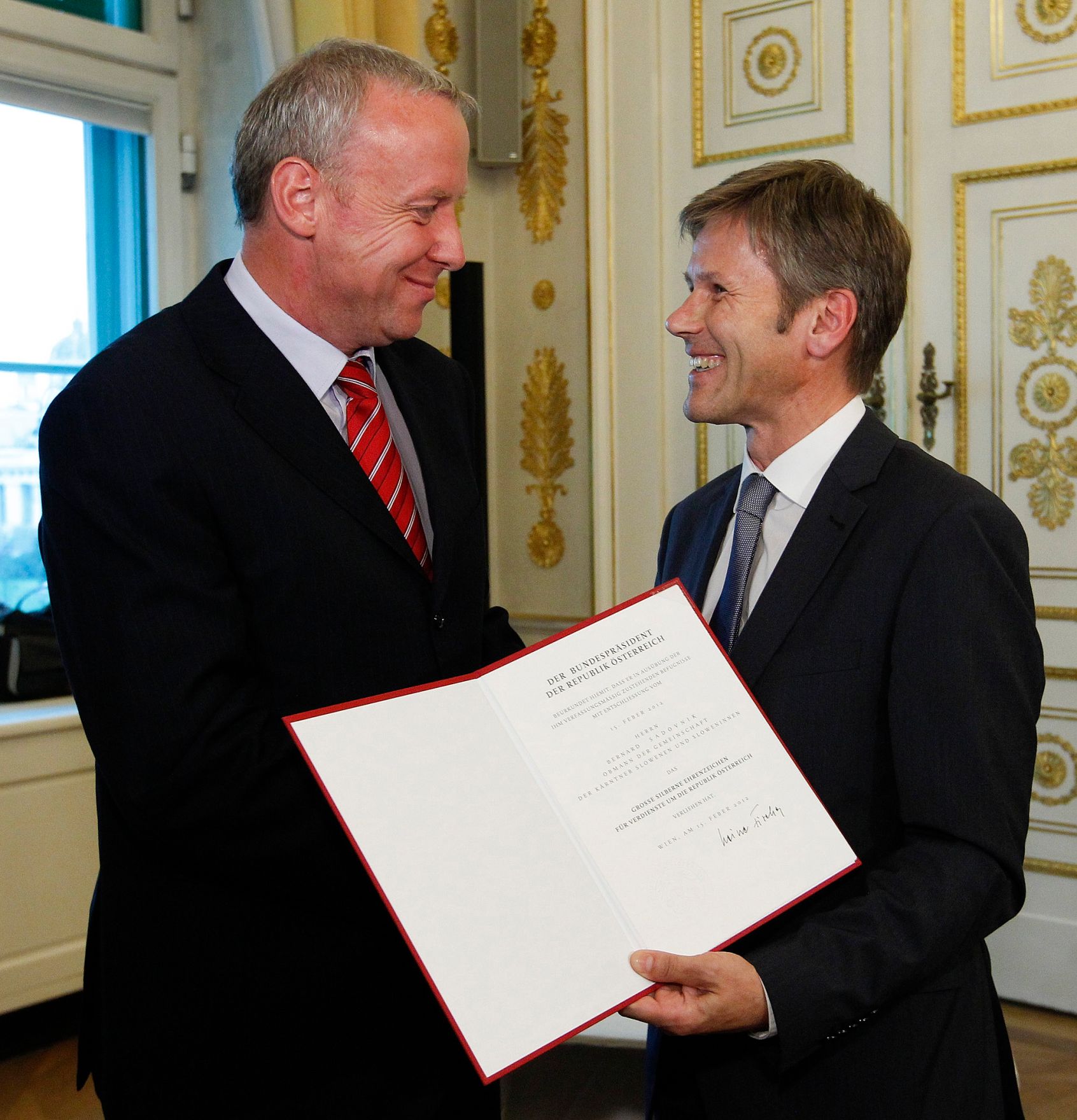 Am 12. September 2012 &uuml;berreichte Staatssekret&auml;r Josef Ostermayer (r.) das Gro&szlig;e Silberne Ehrenzeichen f&uuml;r Verdienste um die Republik &Ouml;sterreich an Botschafter Valentin Inzko, Heinz Stritzl, Bernard Sadovnik (l.), Josef Feldner und Marjan Sturm f&uuml;r die Ortstafell&ouml;sung in K&auml;rnten.